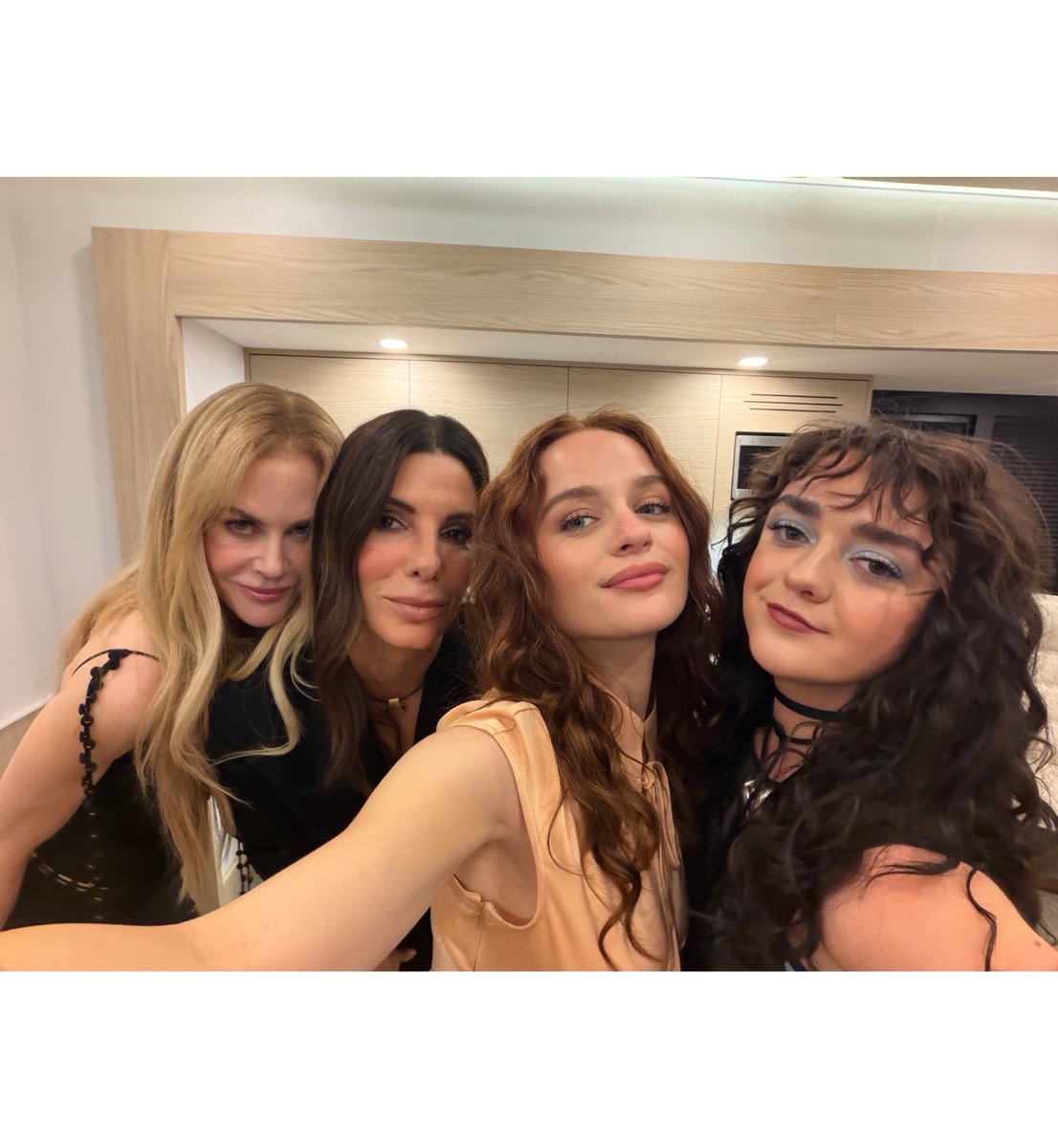 WBPictures_Mx's tweet photo. Nuestro aquelarre favorito.✨🔮 #HechizoDeAmor: La magia continúa - 10 de septiembre, solo en cines. #PracticalMagic2 

📸: @maisie_williams @joeyking https://t.co/AgY9S4c8Q3