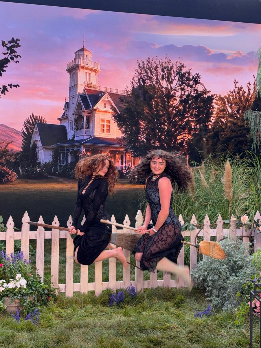 WBPictures_Mx's tweet photo. Nuestro aquelarre favorito.✨🔮 #HechizoDeAmor: La magia continúa - 10 de septiembre, solo en cines. #PracticalMagic2 

📸: @maisie_williams @joeyking https://t.co/AgY9S4c8Q3