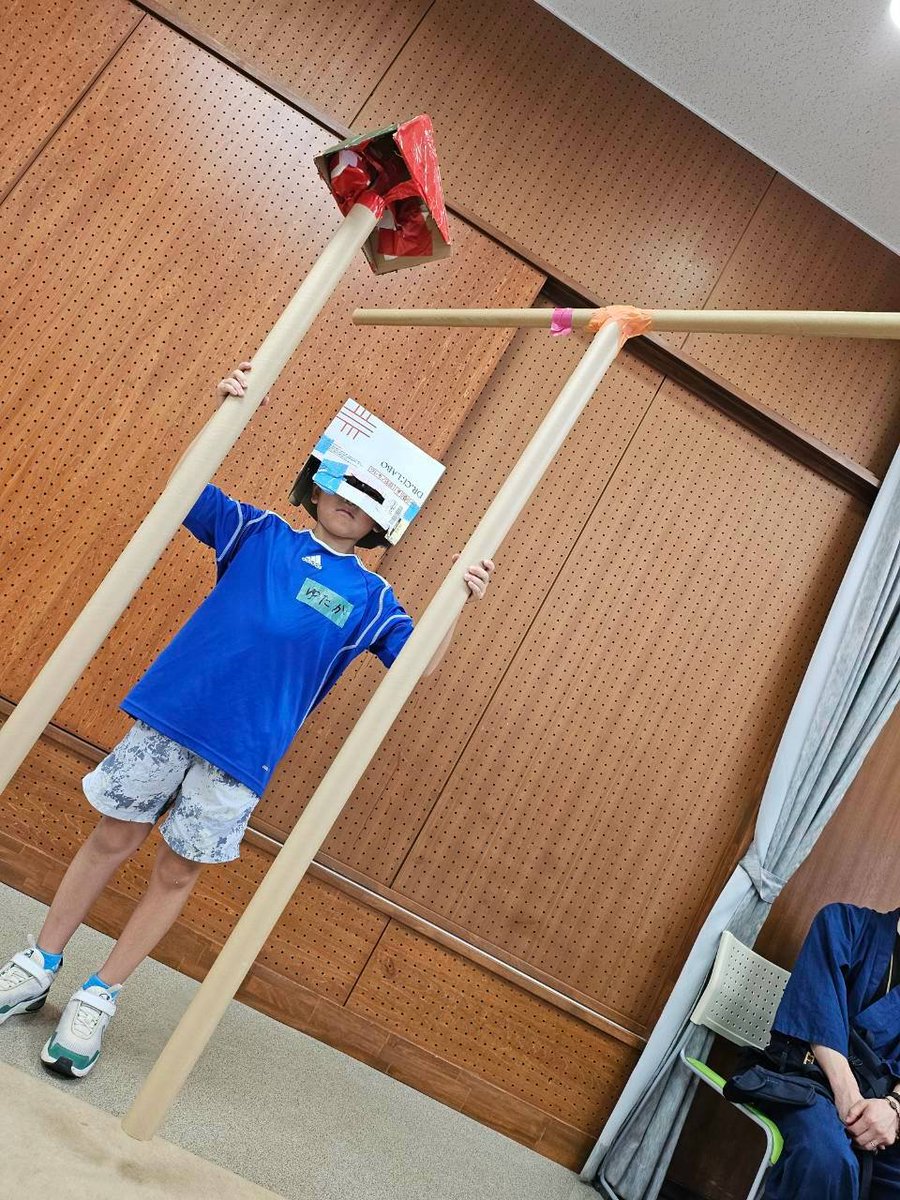 kobayan_seav's tweet photo. 工作武器図鑑　その１
【999ダメージのツルハシ＆ファイヤースピア】
巨大度☆☆☆☆☆
意外性☆☆☆☆

長い紙管を大胆に使った一撃必倒の巨大ツルハシ。「365日の紙飛行機」を彷彿とさせる見事なネーミングセンス。
ファイヤースピアはまさかの爆弾内蔵。刺と爆を兼ねた凶器、いや狂器。 https://t.co/YkyenUzW9e