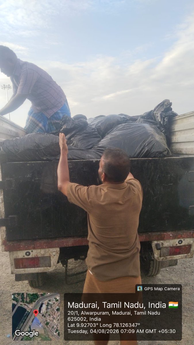 Bagavathprathee's tweet photo. கழிவுகளை கரையின் மேற்கொண்டு வந்து சேர்த்து அதை மாநகராட்சி உதவியோடு மாநகராட்சி குப்பக்கிடங்கியில் கொட்டுவதற்கு முயற்சி மேற்கொண்டோம்.. 

மாநகராட்சி நிர்வாகம் அள்ளுகின்ற குப்பைகளை கரையோரத்தில் வைத்துவிடுங்கள் மாநகராட்சி ஊழியர்களை வைத்து 
நாங்கள் அப்புறப்படுத்தி கொள்கிறோம் என்று கேட்டுக் கொண்டதற்கு இணங்க, நாங்கள் அத்தனை குப்பைகளையும் பாலிதீன் கவரிலே கட்டி ஓரமாக அடுக்கி வைத்திருக்கின்றோம்.

நேற்று ஆடிப்பெருக்கு தினத்தின் காரணமாக ஊழியர்கள் அதிகமாக வரவில்லை. 

அவர்கள் வந்தவுடன் நாங்கள் உடனடியாக அகற்றி விடுகிறோம் என்று மாநகராட்சி அதிகாரிகள் சொன்னதுக்கு இணங்கதான். 

குப்பை கழிவுகள் கட்டி வைக்கப்பட்டிருக்கின்றன .

அது இன்றைய தினம் மாநகராட்சி உதவியுடன் உடனடியாக அகற்றப்பட்டது

- WTL நிகழ்ச்சி ஒருங்கிணைப்பாளர் மகா சுசீந்திரன் முகநூல் பதிவு