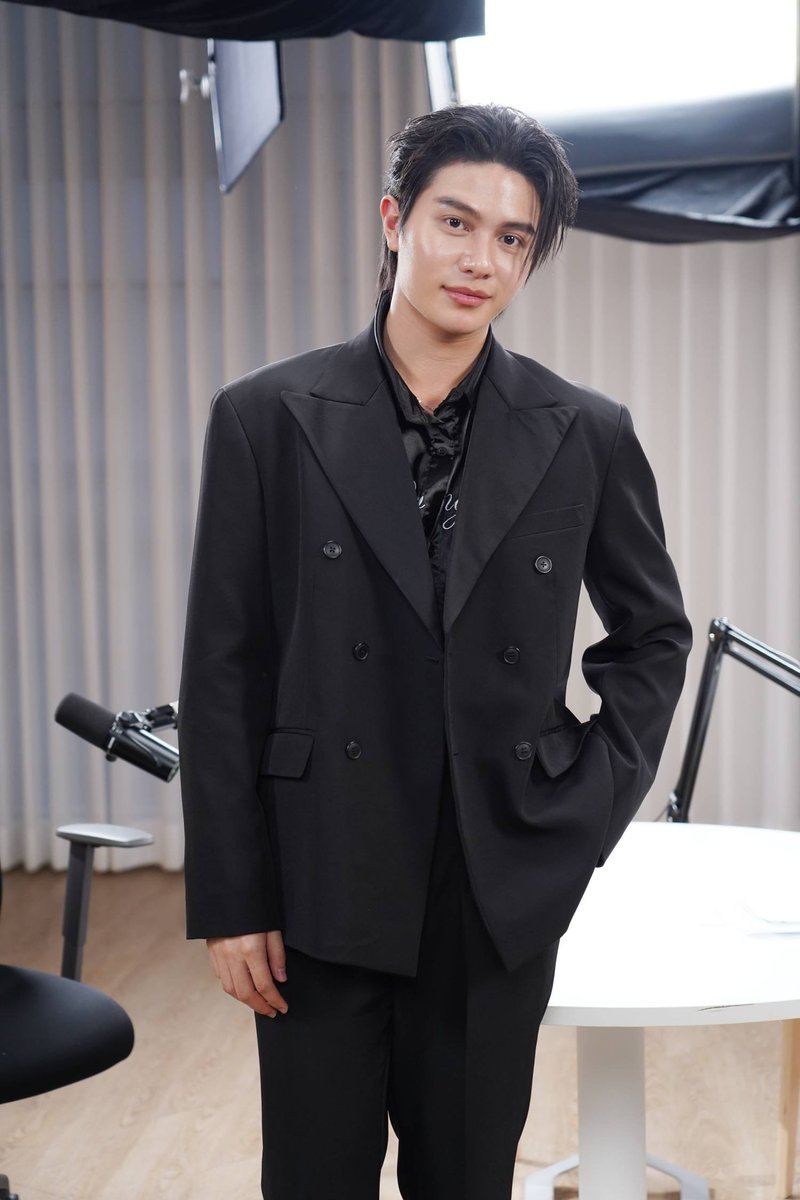 _24News_'s tweet photo. “วิลเลี่ยม LYKN” เผยรักแรกสุดเจ็บ โดนบล็อก ความอกหักที่นำพาเข้าสู่เส้นทางศิลปิน

#williamjkp #LYKN

ย้อนเส้นทางชีวิตของ วิลเลี่ยม LYKN หรือ จักรภัทร แก้วพันธุ์พงษ์ จากเด็กหาดใหญ่ที่ไม่รู้ว่าตัวเองมีความสามารถอะไร ก่อนที่เสียงเพลงจะเปลี่ยนเส้นทางชีวิต เล่าทุกแรงผลักดันครั้งสำคัญผ่านรายการ Woody Talk ตั้งแต่รักครั้งแรกที่ต้องเผชิญกับการอกหัก เมื่อคนที่แอบชอบบล็อกและเปิดตัวคบคนอื่น พร้อมเผยบทเรียนที่ทำให้เติบโต การค้นพบตัวเอง จนก้าวสู่การเป็นศิลปินและมีผลงานโซโล่ในแบบที่เป็นตัวเองที่สุด

ที่มาของชื่อ วิลเลี่ยม ?

วิลเลี่ยม : คุณแม่อยากได้ลูกเป็นฝรั่ง อยากได้แบบอินเตอร์หน่อย ด้วยความที่ฝั่งคุณพ่อ ทวดเป็นลูกเสี้ยวอเมริกัน เขาคิดว่าถ้าลูกออกมาอยากจะตั้งชื่อว่า วิลเลี่ยม ให้ดูอินเตอร์หน่อยเลยชื่อ วิลเลี่ยม ซึ่งตอนแรกตอนผมเกิดมาที่ถ่ายใบเกิด ที่ออกมาเป็นนาทีก็ถ่ายรูป ซึ่งตอนนั้นผมตัวม่วงในรูปดูช้ำไปหมด ตอนแรกดูไม่ออกว่าจะหน้าตาเป็นยังไง แต่เขาบอกว่ามันต้องได้หน้าใครสักคน ไม่พ่อก็แม่ ขอลองดูก่อนเลยเป็นวิลเลี่ยม

บ้านอยู่จังหวัด ?

วิลเลี่ยม : สงขลา หาดใหญ่ครับ พูดใต้ไม่ได้ คือผมฟังได้ ฟังรู้เรื่องหมดเลย เวลาไปที่ไหน หรือพ่อแม่คุยกับเพื่อนก็มีพูดภาษาใต้บ้าง ผมก็จำได้ ฟังแล้วรู้ความหมาย แต่พูดกลับไม่ได้ จริง ๆ เคยพยายามพูดกลับกับเพื่อนที่คนใต้ได้บ้าง พยายามพูดกลับแต่ไม่ได้ เพื่อนบอกว่า วิลเลี่ยมพอเถอะ เพราะสำเนียงทองแดง อยู่หาดใหญ่มาตั้งแต่ตั้งแต่เกิดจนถึง ม. 3

หน้ากากทุเรียนเป็นตัวจุดประกายให้กับเรื่องของดนตรี และเสียงเพลง ?

วิลเลี่ยม : ใช่ แต่จริง ๆ ถ้าย้อนกลับไปตอนประมาณอนุบาลชอบ Michael Jackson

อะไรที่เกี่ยวกับซาวด์ของ Michael Jackson ที่มัน connect ?

วิลเลี่ยม : ถ้าจริง ๆ จำอะไรไม่ค่อยได้ แต่มันทำให้เราเต้นดีกว่า คือเราเต้นท่าเด้งเป้าของเขา ที่มันค่อนข้างจะดังมาก ซึ่งมูนวอล์กบ้าง เวลาไปไหนทำตลอด

ตอนที่เต้นพ่อแม่เห็นไหม ?

วิลเลี่ยม : เห็นครับ แต่คิดว่าตอนนั้นพ่อแม่ก็ไม่อะไร เหมือนพออินช่วงนั้นก็หยุด แล้วก็ตามเส้นทางที่บอกเลยครับ คือเทควันโดใด ๆ เปียโน

การที่ได้กลับไปเล่นเปียโนอีก เราเอาซาวด์กับโน้ตมา connect เลยเริ่มชอบ ?

วิลเลี่ยม : ก็ด้วย เพราะช่วง ม.ต้น ขอพ่อเรียนกีตาร์ด้วยตอนนั้นเพราะว่า เพิ่งแอบชอบคนเป็น เพิ่งมีรักแรก

ความรักครั้งแรกเล่นกีตาร์ให้เขาฟัง ?

วิลเลี่ยม : เพราะว่าคนที่ผมชอบ เขามีคนที่ชอบ ซึ่งคนนั้นร้องเพลงและเล่นกีตาร์เป็น แล้วมันเป็นงานโรงเรียน แล้วเป็นภาพหนังเลยคือ เราอยากเป็นเหมือนเขา ผมต้องหล่อเหมือนเขา เพราะว่าเขาค่อนข้างจะป๊อปเลย เขาอยู่ ม.3 เราอยู่ ม. 1 คนที่ชอบอยู่ ม. 2 ซึ่งตอนนั้นเราร้องเพลงอยู่แล้ว เราเริ่มร้องเพลงบ้างแล้ว ก็ไปขอพ่อเรียนกีตาร์ ตอนเรียนแรก ๆ ผมไม่กล้าร้องเพลงด้วย เล่นคอร์ดไปเรื่อย ๆ จนครูกีตาร์บอกว่า ไหนลองร้องเพลงดูซิ เพราะเขาไม่เคยฟัง ก็ลองร้องดู เราร้องดีนะ พอมีทรงอยู่ ลองแบบจริงจัง ๆ ไหม ครูสอนกีตาร์ไปบอกครูสอนร้องเพลง ก็บอกพ่อ ขอเรียนร้องเพลงเพิ่ม เพราะก่อนหน้านี้ก็คือร้องตามคลิปอย่างเดียว ร้องตามเขา อยากจะลองเรียนดู เลยเรียนเป็นอย่างนี้ครับ เส้นทางดนตรีเป็นอย่างนี้จริง ๆ

คนที่แอบชอบได้ฟังเราร้องเพลงแล้วเล่นกีตาร์ไหม ?

วิลเลี่ยม : มันจบลงที่คิดว่า เราไม่ต้องพิสูจน์อะไรให้เขาเห็นดีกว่า คือจริง ๆ เรายังชอบเขาอยู่ แต่เราไม่จำเป็นต้องพิสูจน์แล้วว่าเราเล่นกีตาร์ได้ เราร้องเพลงได้ไม่ต้องพิสูจน์แล้ว เพราะว่ารู้สึกว่าเราไม่จำเป็นต้องอวดเขาแล้ว เหมือนโอเคพอเราทำได้ก็จบ แต่จริง ๆ เรายังชอบเขาอยู่นะ

Reaction หลังจากบอกชอบเขา ?

วิลเลี่ยม : ผมเป็นเหมือน มือใหม่มาก ๆ ในการจีบคน คือ กินข้าวยัง หรือทำอะไรอยู่ ลงอย่างนี้ตลอด ในประโยคสนทนา ที่ทำกันใน Message คืออย่างนี้ครับ จนทักเหมือนทำไมตอบช้าจัง หายเป็นวัน จนเขามีช่วงหนึ่งเขาบล็อกผม แล้วที่สลายที่สุดคือ เข้า Facebook แล้วขึ้นว่า กำลังคบหากับคนนี้ นั่นคือ ว้าว ผมตายเลย  มันอยู่กับที่ ผมถอยแต่ก็ยังชอบอยู่ แต่ว่าโอเคเราแค่ให้พื้นที่เขามากขึ้น เพราะเรารู้แล้วว่าเขาชัดเจน เราก็ต้องชัดเจน เราก็ออกแล้วก็ให้พื้นที่ สมมุติเจอที่โรงเรียน ถ้ารู้ว่าต้องเดินผ่านกัน ผมอ้อมโรงเรียนที่จะไปตรงนั้น เพราะว่าเราไม่อยากเจอหน้าเขา เพราะว่ากำลังใจในการไปโรงเรียนตอนนั้นคือเขา

https://t.co/ByQ3TSNPNc
