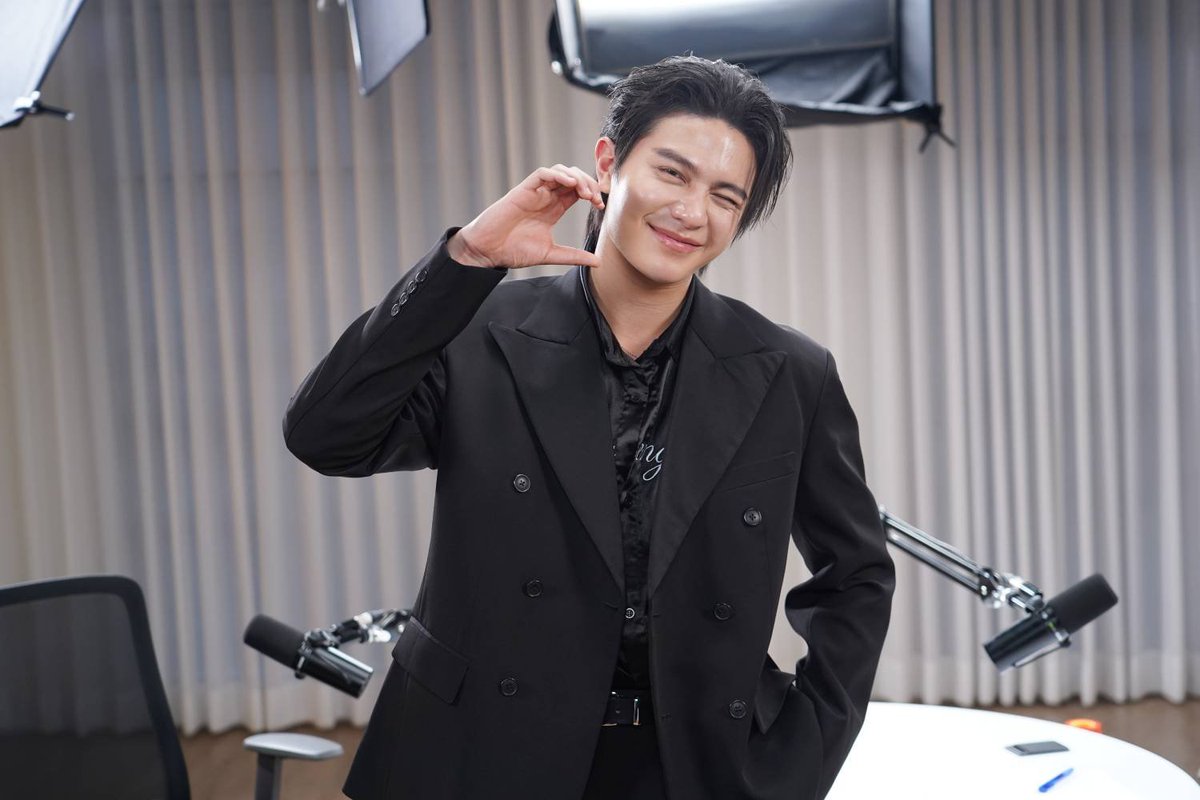_24News_'s tweet photo. “วิลเลี่ยม LYKN” เผยรักแรกสุดเจ็บ โดนบล็อก ความอกหักที่นำพาเข้าสู่เส้นทางศิลปิน

#williamjkp #LYKN

ย้อนเส้นทางชีวิตของ วิลเลี่ยม LYKN หรือ จักรภัทร แก้วพันธุ์พงษ์ จากเด็กหาดใหญ่ที่ไม่รู้ว่าตัวเองมีความสามารถอะไร ก่อนที่เสียงเพลงจะเปลี่ยนเส้นทางชีวิต เล่าทุกแรงผลักดันครั้งสำคัญผ่านรายการ Woody Talk ตั้งแต่รักครั้งแรกที่ต้องเผชิญกับการอกหัก เมื่อคนที่แอบชอบบล็อกและเปิดตัวคบคนอื่น พร้อมเผยบทเรียนที่ทำให้เติบโต การค้นพบตัวเอง จนก้าวสู่การเป็นศิลปินและมีผลงานโซโล่ในแบบที่เป็นตัวเองที่สุด

ที่มาของชื่อ วิลเลี่ยม ?

วิลเลี่ยม : คุณแม่อยากได้ลูกเป็นฝรั่ง อยากได้แบบอินเตอร์หน่อย ด้วยความที่ฝั่งคุณพ่อ ทวดเป็นลูกเสี้ยวอเมริกัน เขาคิดว่าถ้าลูกออกมาอยากจะตั้งชื่อว่า วิลเลี่ยม ให้ดูอินเตอร์หน่อยเลยชื่อ วิลเลี่ยม ซึ่งตอนแรกตอนผมเกิดมาที่ถ่ายใบเกิด ที่ออกมาเป็นนาทีก็ถ่ายรูป ซึ่งตอนนั้นผมตัวม่วงในรูปดูช้ำไปหมด ตอนแรกดูไม่ออกว่าจะหน้าตาเป็นยังไง แต่เขาบอกว่ามันต้องได้หน้าใครสักคน ไม่พ่อก็แม่ ขอลองดูก่อนเลยเป็นวิลเลี่ยม

บ้านอยู่จังหวัด ?

วิลเลี่ยม : สงขลา หาดใหญ่ครับ พูดใต้ไม่ได้ คือผมฟังได้ ฟังรู้เรื่องหมดเลย เวลาไปที่ไหน หรือพ่อแม่คุยกับเพื่อนก็มีพูดภาษาใต้บ้าง ผมก็จำได้ ฟังแล้วรู้ความหมาย แต่พูดกลับไม่ได้ จริง ๆ เคยพยายามพูดกลับกับเพื่อนที่คนใต้ได้บ้าง พยายามพูดกลับแต่ไม่ได้ เพื่อนบอกว่า วิลเลี่ยมพอเถอะ เพราะสำเนียงทองแดง อยู่หาดใหญ่มาตั้งแต่ตั้งแต่เกิดจนถึง ม. 3

หน้ากากทุเรียนเป็นตัวจุดประกายให้กับเรื่องของดนตรี และเสียงเพลง ?

วิลเลี่ยม : ใช่ แต่จริง ๆ ถ้าย้อนกลับไปตอนประมาณอนุบาลชอบ Michael Jackson

อะไรที่เกี่ยวกับซาวด์ของ Michael Jackson ที่มัน connect ?

วิลเลี่ยม : ถ้าจริง ๆ จำอะไรไม่ค่อยได้ แต่มันทำให้เราเต้นดีกว่า คือเราเต้นท่าเด้งเป้าของเขา ที่มันค่อนข้างจะดังมาก ซึ่งมูนวอล์กบ้าง เวลาไปไหนทำตลอด

ตอนที่เต้นพ่อแม่เห็นไหม ?

วิลเลี่ยม : เห็นครับ แต่คิดว่าตอนนั้นพ่อแม่ก็ไม่อะไร เหมือนพออินช่วงนั้นก็หยุด แล้วก็ตามเส้นทางที่บอกเลยครับ คือเทควันโดใด ๆ เปียโน

การที่ได้กลับไปเล่นเปียโนอีก เราเอาซาวด์กับโน้ตมา connect เลยเริ่มชอบ ?

วิลเลี่ยม : ก็ด้วย เพราะช่วง ม.ต้น ขอพ่อเรียนกีตาร์ด้วยตอนนั้นเพราะว่า เพิ่งแอบชอบคนเป็น เพิ่งมีรักแรก

ความรักครั้งแรกเล่นกีตาร์ให้เขาฟัง ?

วิลเลี่ยม : เพราะว่าคนที่ผมชอบ เขามีคนที่ชอบ ซึ่งคนนั้นร้องเพลงและเล่นกีตาร์เป็น แล้วมันเป็นงานโรงเรียน แล้วเป็นภาพหนังเลยคือ เราอยากเป็นเหมือนเขา ผมต้องหล่อเหมือนเขา เพราะว่าเขาค่อนข้างจะป๊อปเลย เขาอยู่ ม.3 เราอยู่ ม. 1 คนที่ชอบอยู่ ม. 2 ซึ่งตอนนั้นเราร้องเพลงอยู่แล้ว เราเริ่มร้องเพลงบ้างแล้ว ก็ไปขอพ่อเรียนกีตาร์ ตอนเรียนแรก ๆ ผมไม่กล้าร้องเพลงด้วย เล่นคอร์ดไปเรื่อย ๆ จนครูกีตาร์บอกว่า ไหนลองร้องเพลงดูซิ เพราะเขาไม่เคยฟัง ก็ลองร้องดู เราร้องดีนะ พอมีทรงอยู่ ลองแบบจริงจัง ๆ ไหม ครูสอนกีตาร์ไปบอกครูสอนร้องเพลง ก็บอกพ่อ ขอเรียนร้องเพลงเพิ่ม เพราะก่อนหน้านี้ก็คือร้องตามคลิปอย่างเดียว ร้องตามเขา อยากจะลองเรียนดู เลยเรียนเป็นอย่างนี้ครับ เส้นทางดนตรีเป็นอย่างนี้จริง ๆ

คนที่แอบชอบได้ฟังเราร้องเพลงแล้วเล่นกีตาร์ไหม ?

วิลเลี่ยม : มันจบลงที่คิดว่า เราไม่ต้องพิสูจน์อะไรให้เขาเห็นดีกว่า คือจริง ๆ เรายังชอบเขาอยู่ แต่เราไม่จำเป็นต้องพิสูจน์แล้วว่าเราเล่นกีตาร์ได้ เราร้องเพลงได้ไม่ต้องพิสูจน์แล้ว เพราะว่ารู้สึกว่าเราไม่จำเป็นต้องอวดเขาแล้ว เหมือนโอเคพอเราทำได้ก็จบ แต่จริง ๆ เรายังชอบเขาอยู่นะ

Reaction หลังจากบอกชอบเขา ?

วิลเลี่ยม : ผมเป็นเหมือน มือใหม่มาก ๆ ในการจีบคน คือ กินข้าวยัง หรือทำอะไรอยู่ ลงอย่างนี้ตลอด ในประโยคสนทนา ที่ทำกันใน Message คืออย่างนี้ครับ จนทักเหมือนทำไมตอบช้าจัง หายเป็นวัน จนเขามีช่วงหนึ่งเขาบล็อกผม แล้วที่สลายที่สุดคือ เข้า Facebook แล้วขึ้นว่า กำลังคบหากับคนนี้ นั่นคือ ว้าว ผมตายเลย  มันอยู่กับที่ ผมถอยแต่ก็ยังชอบอยู่ แต่ว่าโอเคเราแค่ให้พื้นที่เขามากขึ้น เพราะเรารู้แล้วว่าเขาชัดเจน เราก็ต้องชัดเจน เราก็ออกแล้วก็ให้พื้นที่ สมมุติเจอที่โรงเรียน ถ้ารู้ว่าต้องเดินผ่านกัน ผมอ้อมโรงเรียนที่จะไปตรงนั้น เพราะว่าเราไม่อยากเจอหน้าเขา เพราะว่ากำลังใจในการไปโรงเรียนตอนนั้นคือเขา

https://t.co/ByQ3TSNPNc