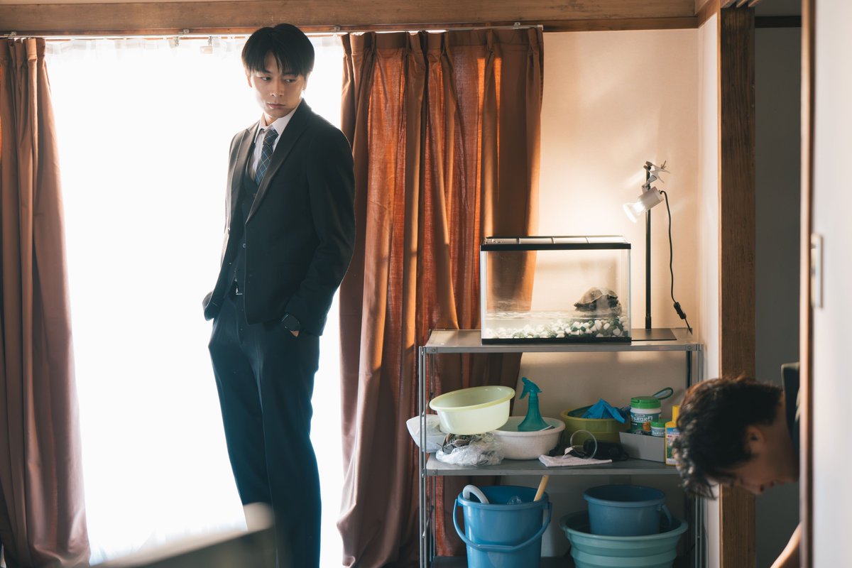 saitoryu616's tweet photo. 『キスは捜査のあとで』第2話！
ご視聴いただきありがとうございました！

お待たせしました足ドン！
初登場かめきち！
そして最後の多古井さんの一言！
次回予告では塩野に包帯？！
第3話は一体どうなるのでしょうか...。
来週の放送もお楽しみに！

TVerで見逃し配信もやっております！
まだお気に入り登録が
お済みでない方は是非！

#キスは捜査のあとで #キスあと 
#塩野秀