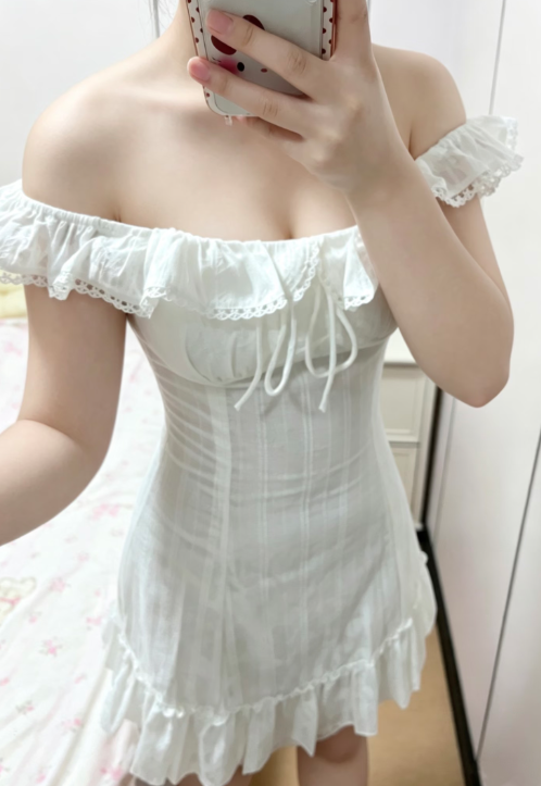 TridiptKumar's tweet photo. 昨天遇见小学同班同学，没想到他现在混的这么差，只往我碗里放了一块钱。
  #郑州  #女大  #反差 https://t.co/QeCH12H70l
