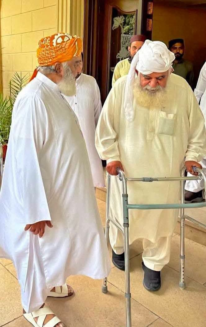 Taren125's tweet photo. اسلام آباد 
مخدوم سید احمد عالم انور سائیں سابق وفاقی وزیر مملکت ❤️ 
کی جمعیت علماء اسلام پاکستان کے سربراہ 
مولانا فضل الرحمان صاحب سے ملاقات 
سائیں نے خیریت دریافت اور دوطرفہ تعلقات دیگر اہم ایشوز پر اظہارِ خیال فرمایا ۔۔۔
مولانا صاحب نے سائیں کا استقبال خود کیا اور چھوڑنے کیلئ https://t.co/H6at0upcip