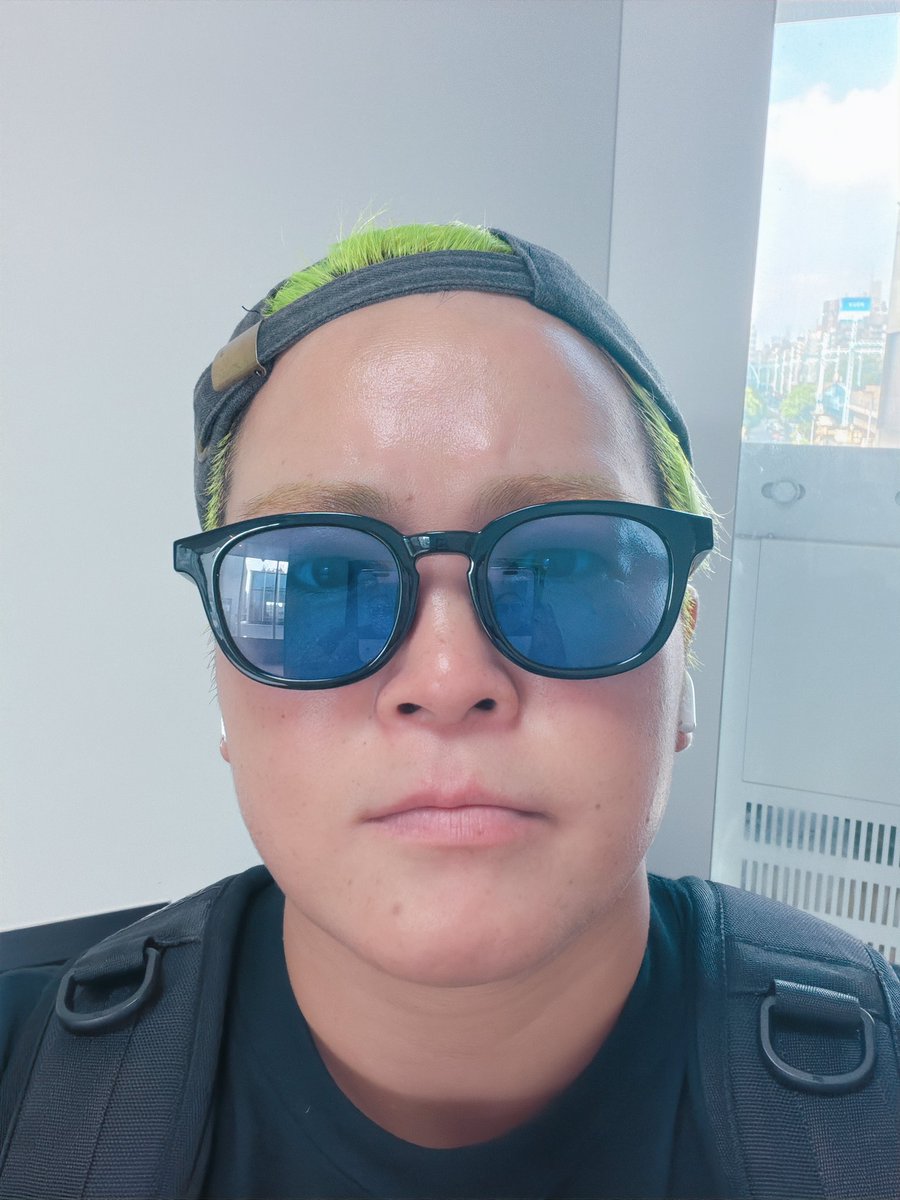 mizunami0324's tweet photo. 最近日差しが強い時はサングラスをかける事を覚えました。
#ANIKI🕶️ https://t.co/HnFxbf2e63