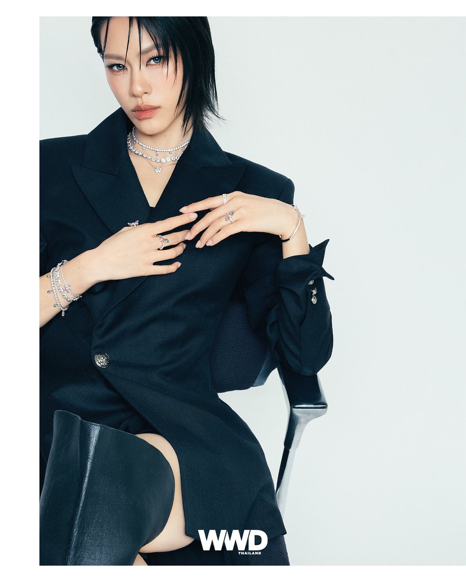 WWDThailand's tweet photo. เอมี่ ทสร, บุ๊ค กษิดิ์เดช และ พรีม ชนิกานต์ ถ่ายทิดความงดงามผ่านเครื่องประดับจาก Swarovski ที่ผสานความคลาสสิกเข้ากับความโมเดิร์น พร้อมสะท้อนความมั่นใจ ความคิดสร้างสรรค์ และเสน่ห์เฉพาะตัวของผู้สวมใส่

#WWDThailand 
#Swarovski
#BookKasidet
#emiamily
#primiily https://t.co/GBPiTzO1i0