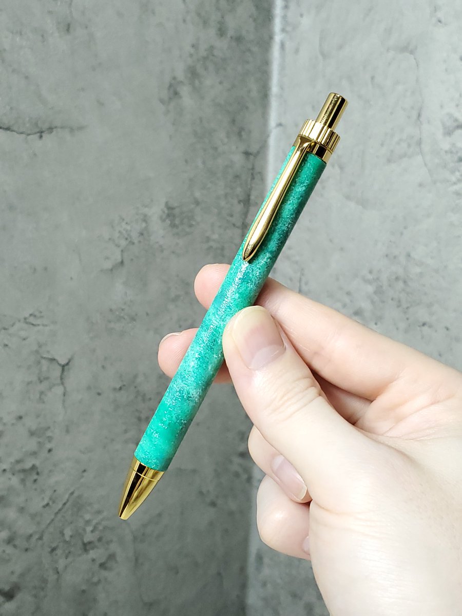Sakuto8284's tweet photo. Lavidea Art 09が完成しました✨

天然石や鉱物をイメージした
不均一な塗りと
青みのある絶妙なグリーンが
お気に入りの1本です✨ https://t.co/UCyLAzwc1G