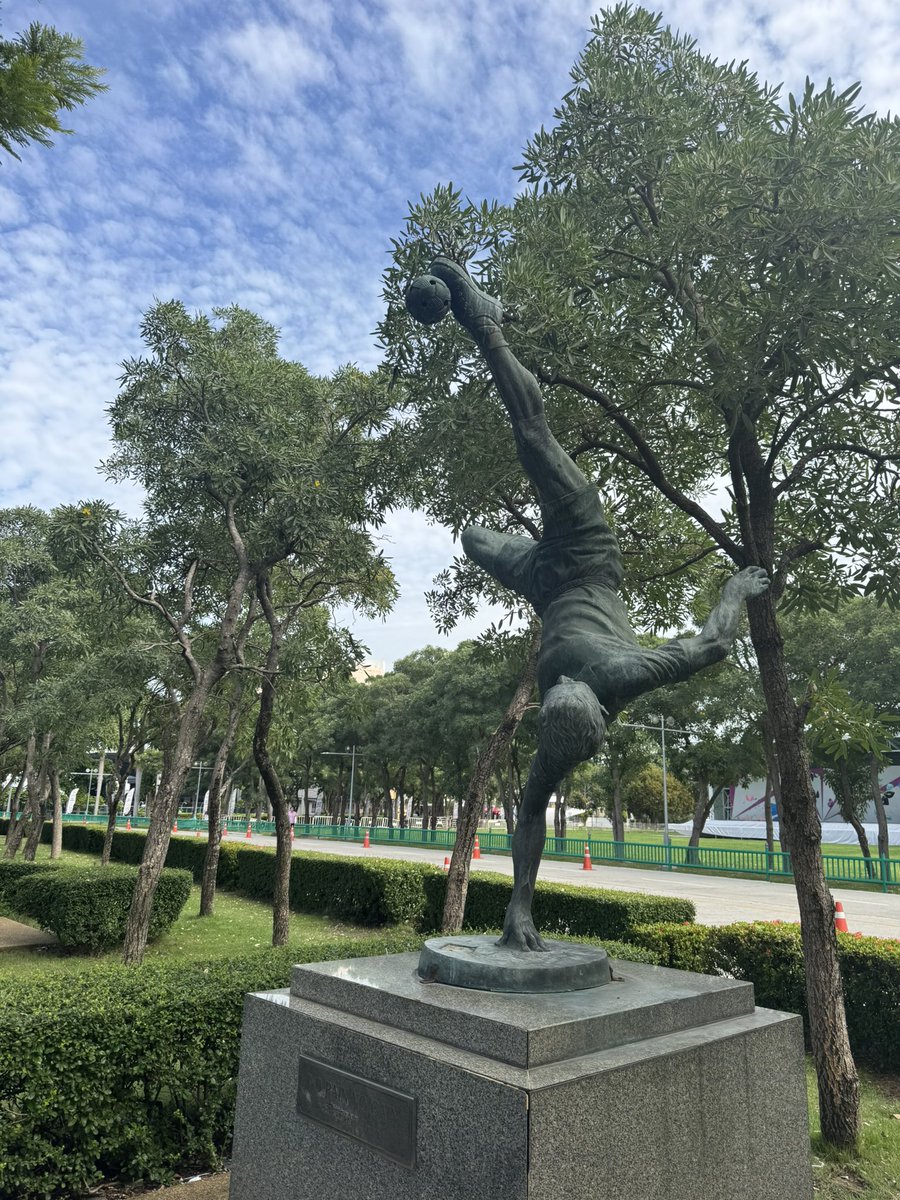 seintseiya11's tweet photo. 聖地に来れました🇹🇭
ラジャマンガラスタジアム🏟️
タイの国立競技場です。各スポーツの銅像があり、さすがはタイ、国技のセパタクローの銅像もあります!!✨#LKC https://t.co/4N4zly4bN1