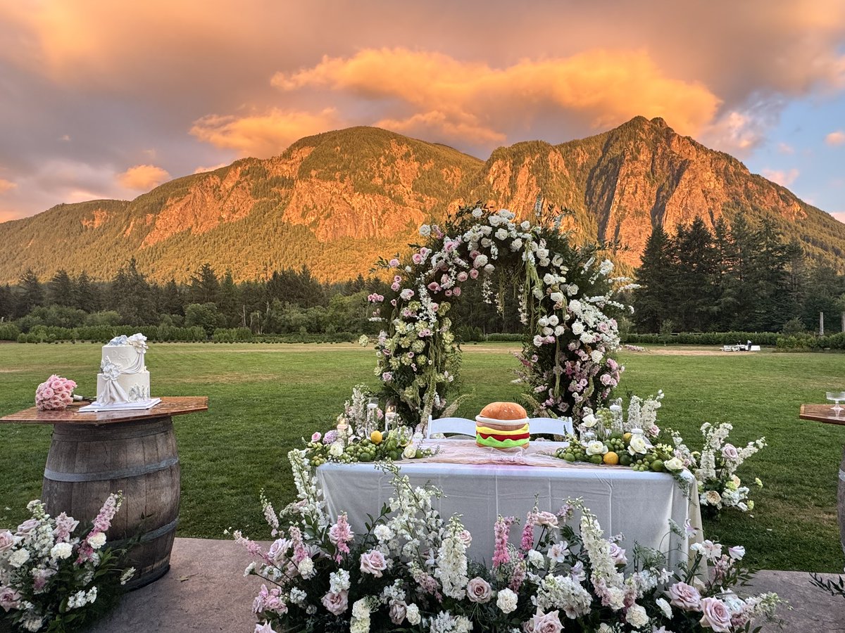l_bin's tweet photo. A beautiful Sunset wedding at North Fork farm event.  GREAT views! https://t.co/E4fHEwahs4