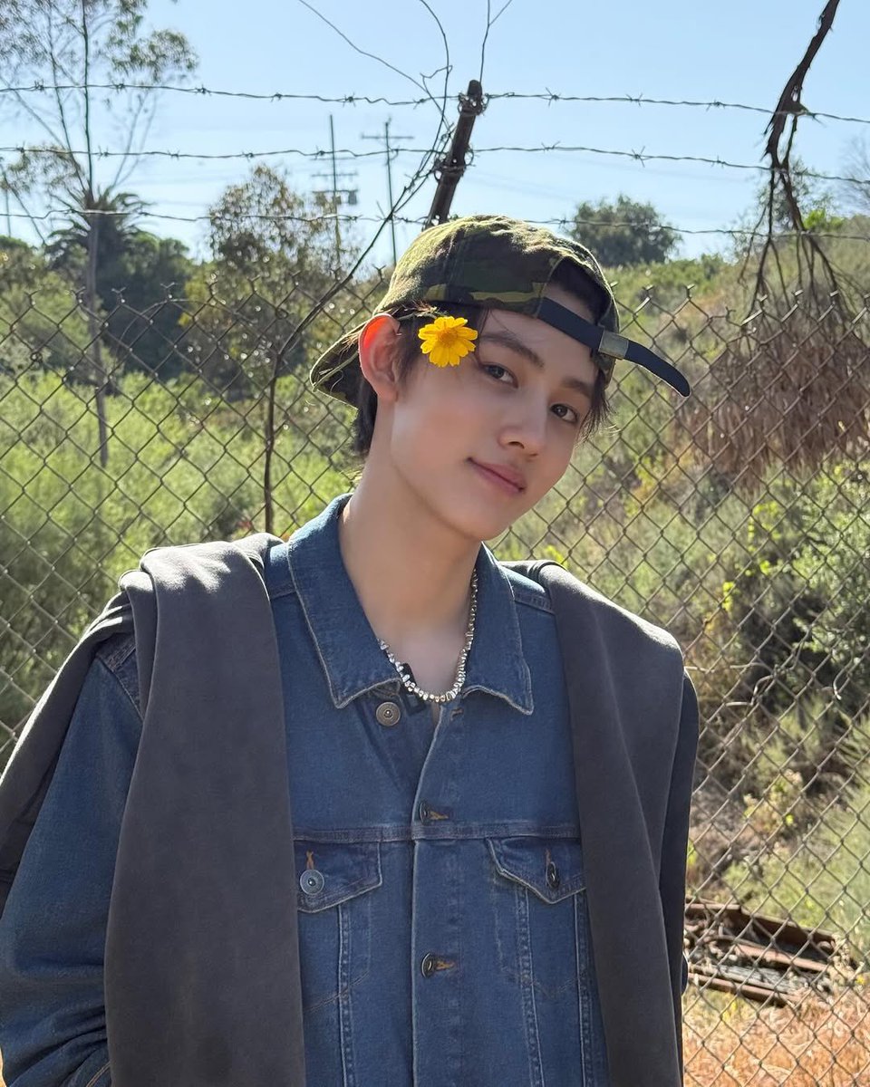 uuuuggggg's tweet photo. 나 엄성현 청자켓 입은 이 릴스 짱좋아함
볼캡에 코스모스 끼운 귀요미짓 어떡하지 진짜 https://t.co/AcrW85Avcv