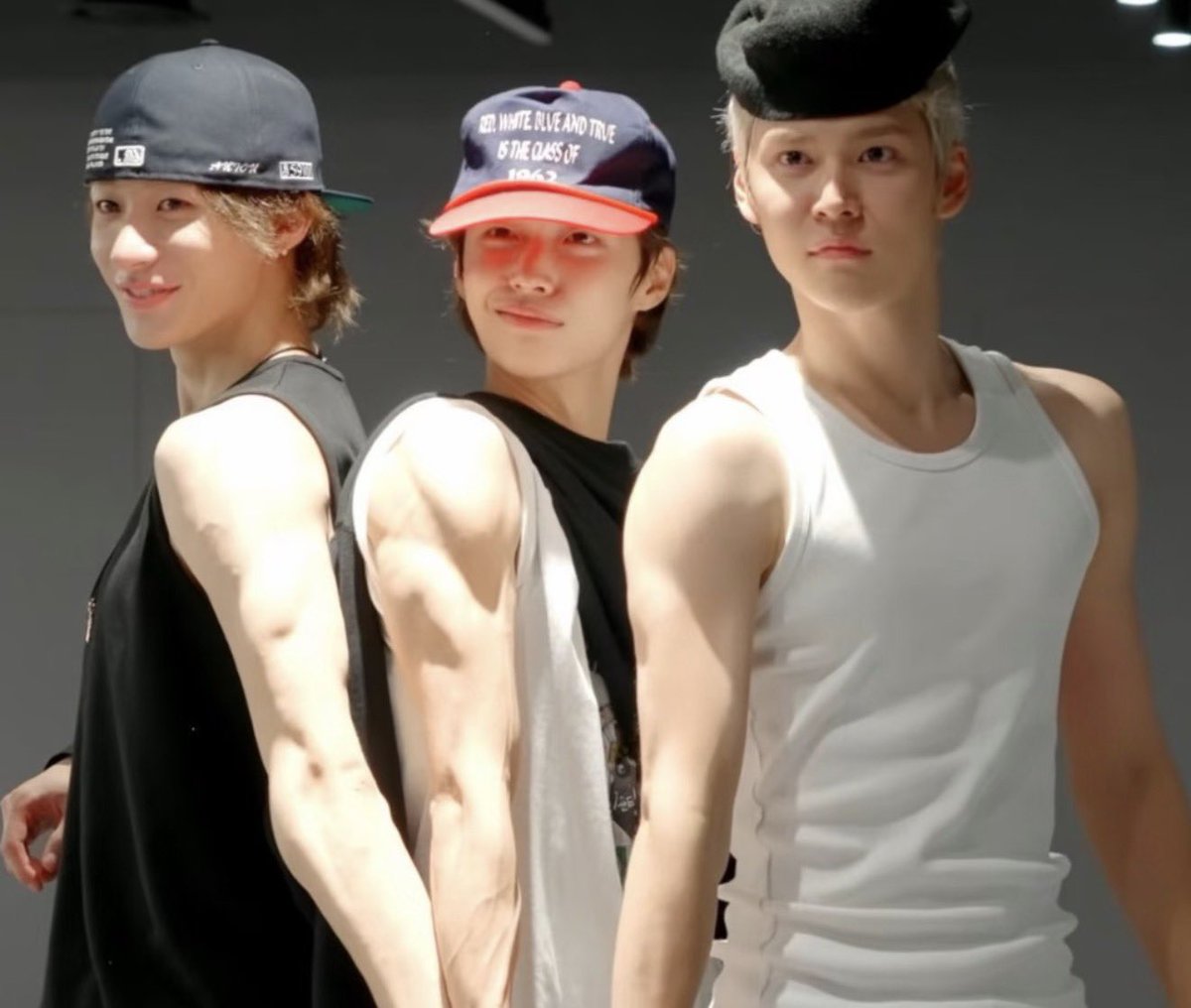 only_riize6's tweet photo. 이거 왜케 치토스 같냐 https://t.co/JFfgUVH2T7