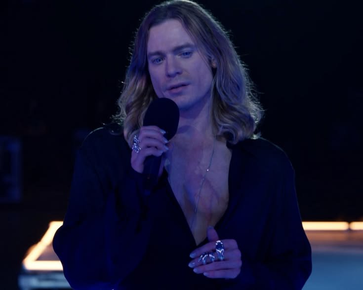 thevampirelelio's tweet photo. ele assim cantando a música mais linda para o amor da vida dele diretamente me adoece, é o maior casal da história não adianta https://t.co/iZ5BXBdizZ