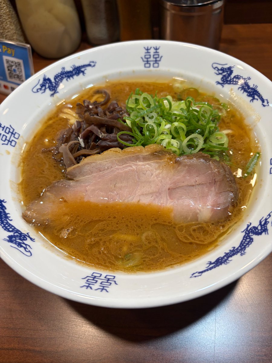 kahi911's tweet photo. 港区　新橋駅
ラーメンニキ新橋
ストロング醤油豚骨ラーメン

話に聞いた通り、家系っぽさはありながら異なった印象で旨い。
動物も濃厚でしたが、最も特徴的なのは醤油の香り。この香りと豚がいい感じにバランスして出来上がった、そんな印象の一杯でした。26.07.24 https://t.co/uuTfi1obNm