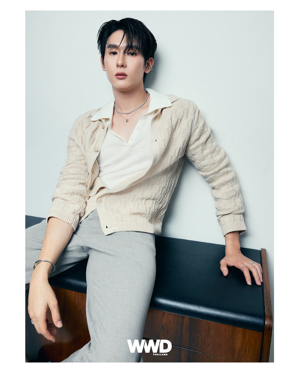 WWDThailand's tweet photo. ถัดมากับแฟชั่นเซ็ตที่สองของ WWD Thailand ฉบับเดือนสิงหาคม ที่ เอมี่ ทสร, บุ๊ค กษิดิ์เดช และ พรีม ชนิกานต์ ร่วมตีความความสง่างามผ่านเครื่องประดับคริสตัลจาก Swarovski

#WWDThailand 
#Swarovski
#BookKasidet
#emiamily
#primiily https://t.co/mkm7nJMbSS