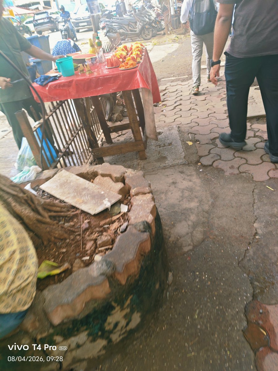 Bird311Angry's tweet photo. 🚨 Day 5 of Complaint 🚨

The samosa seller near Tulsiani Chambers and the fruit seller near Raheja Chambers continue to sell unhygienic, uncovered food, posing a serious public health risk. Despite repeated complaints,no action has been taken

@mybmc @FDA_Maharashtra @fssaiindia https://t.co/bglyF9NNeC