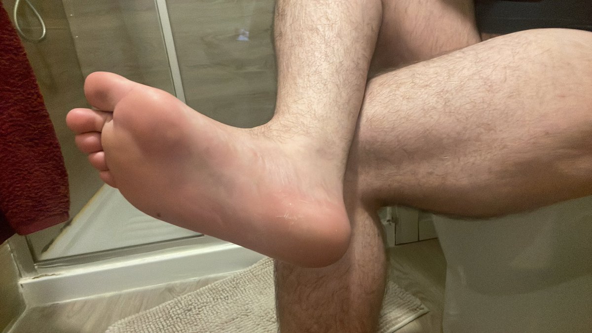 gvnsfw's tweet photo. hey 👋🏻 #feet #feetworshi̇p #findom https://t.co/nEmbMbEPY1