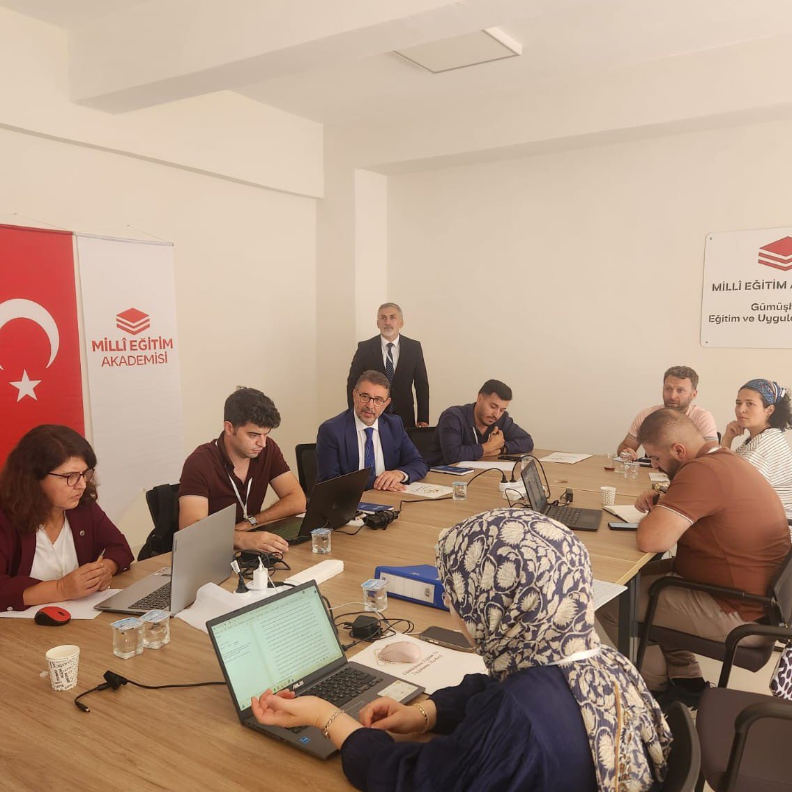M_E_Akademisi's tweet photo. 📍Bakanlığımız ile UNICEF iş birliğinde yürütülen “Birleştirilmiş Sınıflarda Kapsayıcı ve Nitelikli Öğretim İçin Öğretmen Gelişimi Projesi” kapsamında düzenlenen İçerik Geliştirme Çalıştayı, 3-7 Ağustos 2026 tarihleri arasında Millî Eğitim Akademisi-Gümüşhane’de gerçekleştiriliyor.

Proje kapsamında birleştirilmiş sınıflarda görev yapan öğretmenlerin farklı yaş, sınıf düzeyi, öğrenme düzeyi ve yeteneklere sahip öğrencilerle yürüttükleri öğretim süreçlerini daha etkili ve kapsayıcı şekilde planlayabilmelerine yönelik mesleki bilgi ve yeterliklerinin geliştirilmesi amaçlanıyor.

Çalıştayın açılış programına Millî Eğitim Akademisi Araştırma, İzleme ve Politika Geliştirme Daire Başkanı Sayın Ercan Yıldız, Gümüşhane İl Millî Eğitim Müdür Vekili Sayın Musa Uncu, farklı üniversitelerden akademisyenler, birleştirilmiş sınıflarda görev yapan öğretmenler ile Bakanlık temsilcileri katıldı.

@tcmeb 
@Yusuf__Tekin 
@farukyelkenci 
@afarici