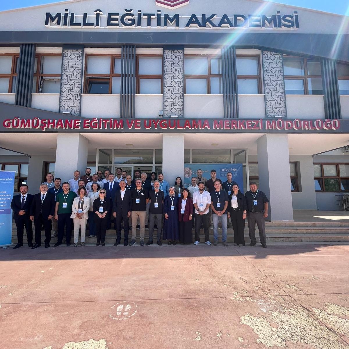 M_E_Akademisi's tweet photo. 📍Bakanlığımız ile UNICEF iş birliğinde yürütülen “Birleştirilmiş Sınıflarda Kapsayıcı ve Nitelikli Öğretim İçin Öğretmen Gelişimi Projesi” kapsamında düzenlenen İçerik Geliştirme Çalıştayı, 3-7 Ağustos 2026 tarihleri arasında Millî Eğitim Akademisi-Gümüşhane’de gerçekleştiriliyor.

Proje kapsamında birleştirilmiş sınıflarda görev yapan öğretmenlerin farklı yaş, sınıf düzeyi, öğrenme düzeyi ve yeteneklere sahip öğrencilerle yürüttükleri öğretim süreçlerini daha etkili ve kapsayıcı şekilde planlayabilmelerine yönelik mesleki bilgi ve yeterliklerinin geliştirilmesi amaçlanıyor.

Çalıştayın açılış programına Millî Eğitim Akademisi Araştırma, İzleme ve Politika Geliştirme Daire Başkanı Sayın Ercan Yıldız, Gümüşhane İl Millî Eğitim Müdür Vekili Sayın Musa Uncu, farklı üniversitelerden akademisyenler, birleştirilmiş sınıflarda görev yapan öğretmenler ile Bakanlık temsilcileri katıldı.

@tcmeb 
@Yusuf__Tekin 
@farukyelkenci 
@afarici