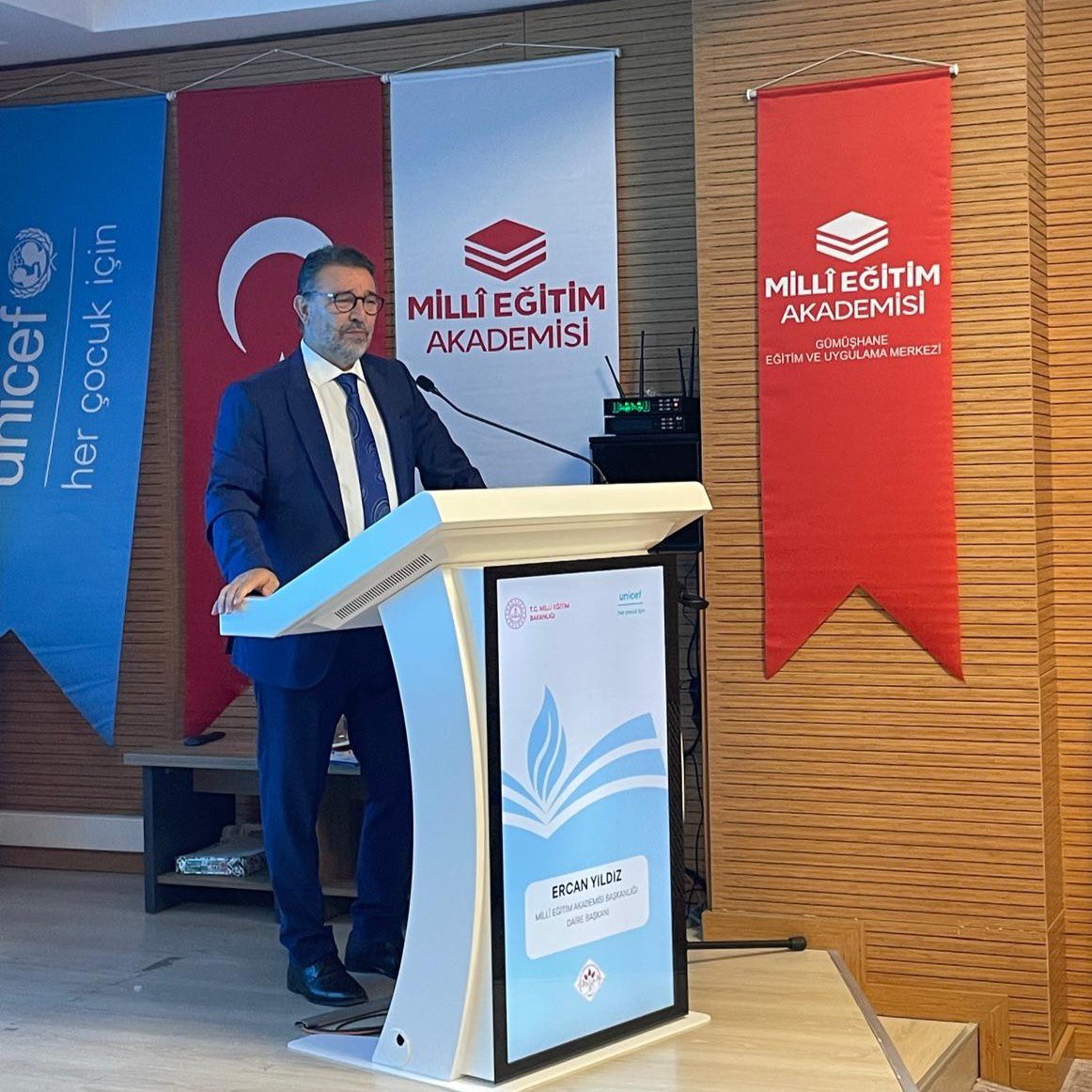M_E_Akademisi's tweet photo. 📍Bakanlığımız ile UNICEF iş birliğinde yürütülen “Birleştirilmiş Sınıflarda Kapsayıcı ve Nitelikli Öğretim İçin Öğretmen Gelişimi Projesi” kapsamında düzenlenen İçerik Geliştirme Çalıştayı, 3-7 Ağustos 2026 tarihleri arasında Millî Eğitim Akademisi-Gümüşhane’de gerçekleştiriliyor.

Proje kapsamında birleştirilmiş sınıflarda görev yapan öğretmenlerin farklı yaş, sınıf düzeyi, öğrenme düzeyi ve yeteneklere sahip öğrencilerle yürüttükleri öğretim süreçlerini daha etkili ve kapsayıcı şekilde planlayabilmelerine yönelik mesleki bilgi ve yeterliklerinin geliştirilmesi amaçlanıyor.

Çalıştayın açılış programına Millî Eğitim Akademisi Araştırma, İzleme ve Politika Geliştirme Daire Başkanı Sayın Ercan Yıldız, Gümüşhane İl Millî Eğitim Müdür Vekili Sayın Musa Uncu, farklı üniversitelerden akademisyenler, birleştirilmiş sınıflarda görev yapan öğretmenler ile Bakanlık temsilcileri katıldı.

@tcmeb 
@Yusuf__Tekin 
@farukyelkenci 
@afarici