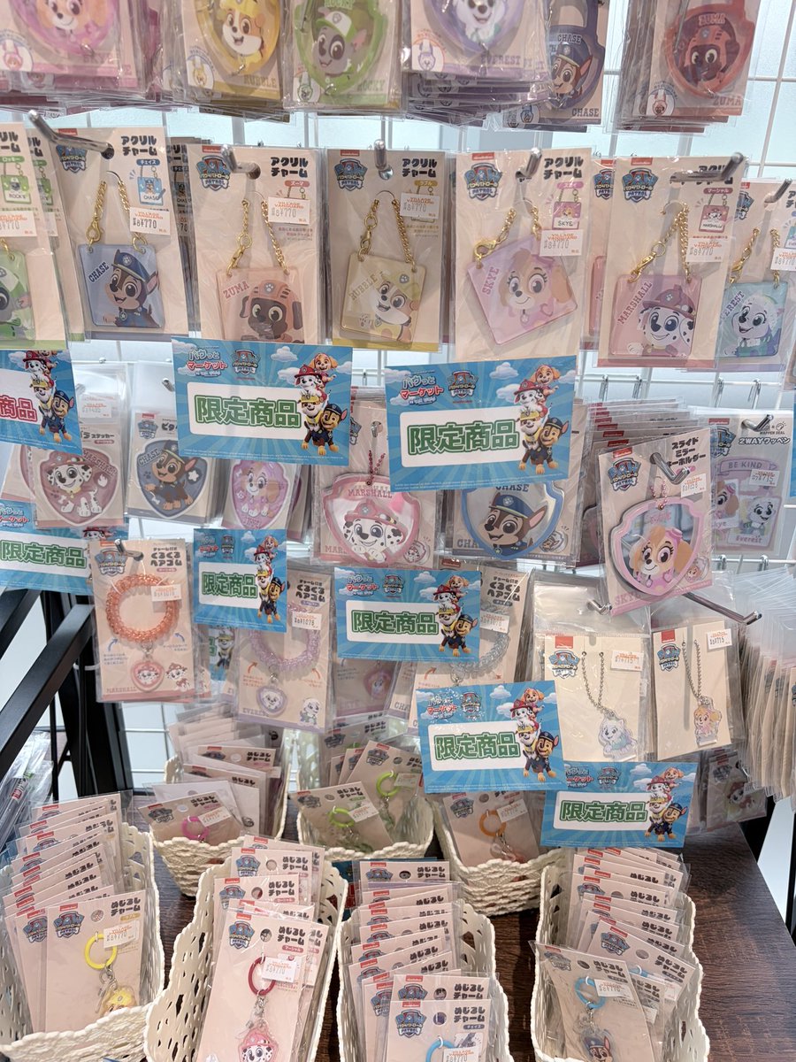 trk__pw's tweet photo. 近くにパウマ来てたから行ったんだけどkawaiiスタイルの新商品出てたー！
流行りに乗ってめじるしアクセサリーとかあったよ！ロキの帽子もあったんだけどこれ前から出てた？？めちゃかわだった🥹 https://t.co/zVPxSb1lrS