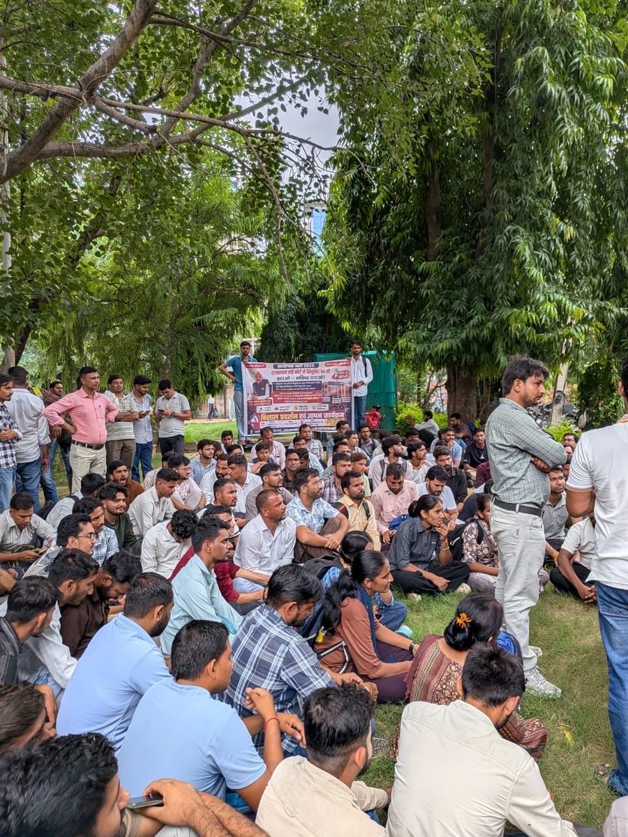 NiteshSalwaniya's tweet photo. ये भावी अध्यापक हैं आगामी चुनाव में आपकी जीत या हार यही तय करेंगे, क्योंकि समाज में मुख्य कर्ताधर्ता यही होते हैं इन्हें नाजायज परेशान ना करते हुए इनकी तृतीय श्रेणी शिक्षक भर्ती लेवल वन कंप्लीट करवाए 
#3rd_grade_DV_schedule_jari_kro  
@RajCMO @BhajanlalBjp @alokrajRSSB https://t.co/q841LYtftX