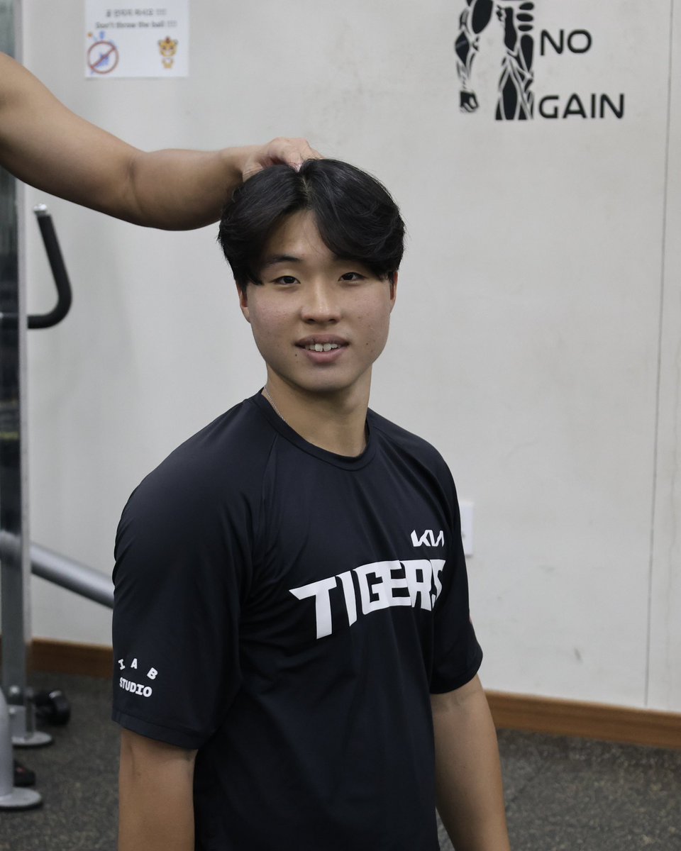 Kiatigers's tweet photo. 의리 손 챡
(빤...히....) https://t.co/WNiQv4MM6d