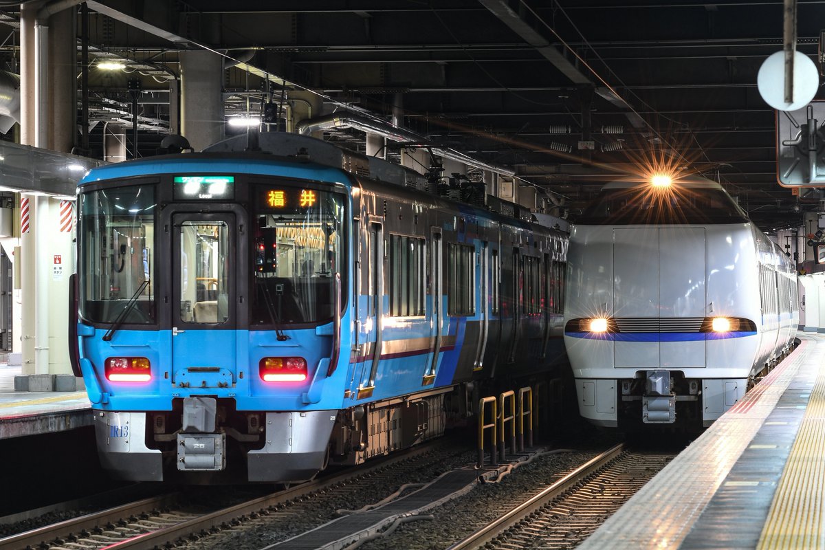dabawb_'s tweet photo. 金沢駅では前まで3→福井方引き上げ→6番→入庫だった3010Mが3番到着後に折り返しで車庫に入庫に変更されていて、IR.ハピラインだけで変更点が色々と見つかるかも？ https://t.co/4UKXnU9jRZ