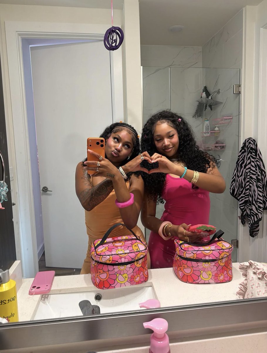 metrofive5's tweet photo. When y’all are besties and yo kids are also besties 🌸💖🥹 https://t.co/WwWXqSZqjY