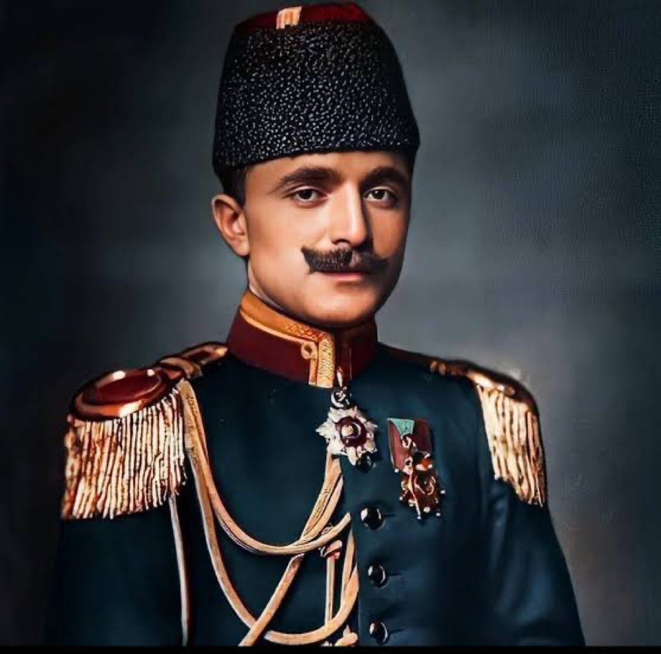 TTAgrup's tweet photo. Vatan aşkıydı bizimkisi.
Sevdalımıza koşmak yerine mitralyözün üzerine koştuk biz, atımız çatlarcasına.
 
Ben İsmail Enver; İttihat Terakki’den!

4 Ağustos 1922'de, bir bayram sabahı şehit olan Turan Orduları Başkomutanı Şehid-i Âlâ ve Gâzî-i Namdar Enver Paşa'yı şehadetinin yıl dönümünde saygıyla anıyoruz.