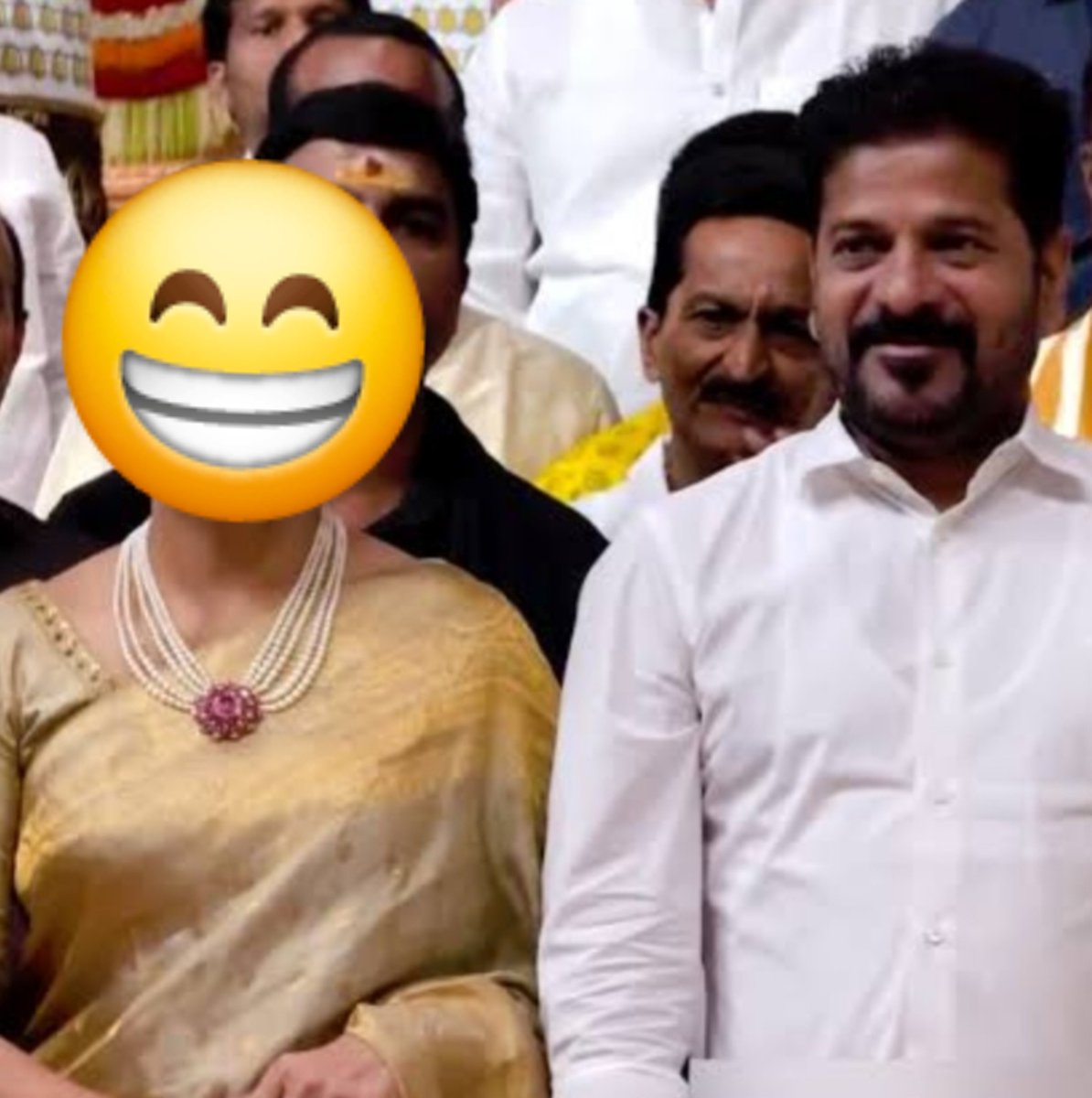 Varadha_68's tweet photo. గోడలకి పెయింట్లు వేసుకునేవాడు,
తనది ర��తు కుటుంబం, మిడిల్ క్లాస్ కుటుంబం అని చెప్పుకునే వాడికి లక్షల కోట్లు విలువ చేసే భూములు, సతీమణికి వేల కోట్ల విలువ చేసే జ్యువలరీ గొలుసులు ఎలా వచ్చాయి? https://t.co/KTIz8yAl6D