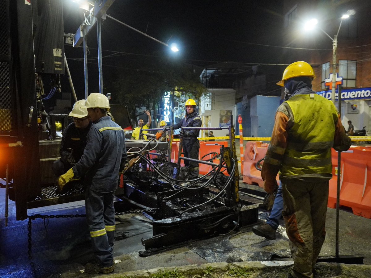 Cportilla40's tweet photo. Nuestra cuadrilla de pavimentación está aplicando la segunda capa del sistema slurry a las zonas donde se realizó la reingeniería a las ciclorrutas. 

Esta nueva capa dejará el asfalto con una mejor calidad que perdudará por más tiempo. 

Invirtiendo los impuestos de los bumangueses en la recuperación de la malla vial de Bucaramanga.