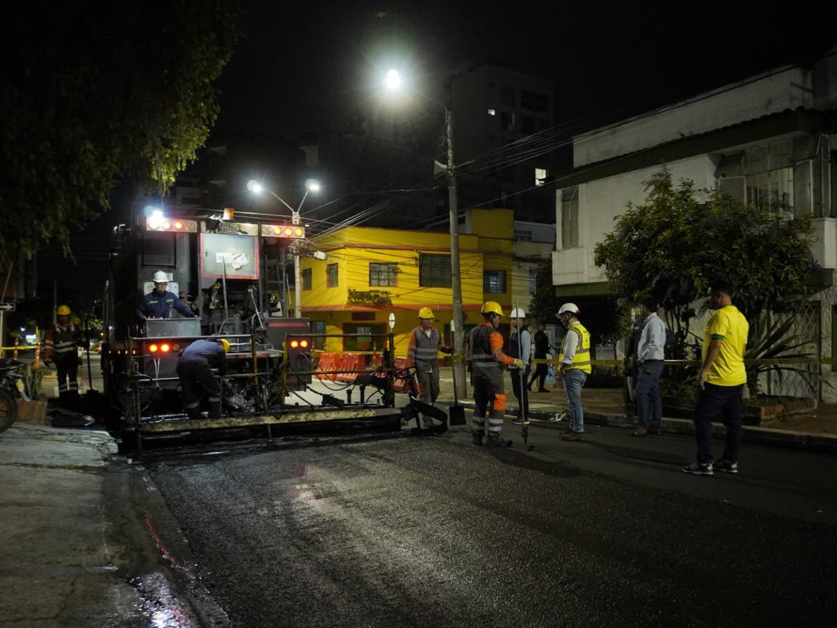 Cportilla40's tweet photo. Nuestra cuadrilla de pavimentación está aplicando la segunda capa del sistema slurry a las zonas donde se realizó la reingeniería a las ciclorrutas. 

Esta nueva capa dejará el asfalto con una mejor calidad que perdudará por más tiempo. 

Invirtiendo los impuestos de los bumangueses en la recuperación de la malla vial de Bucaramanga.