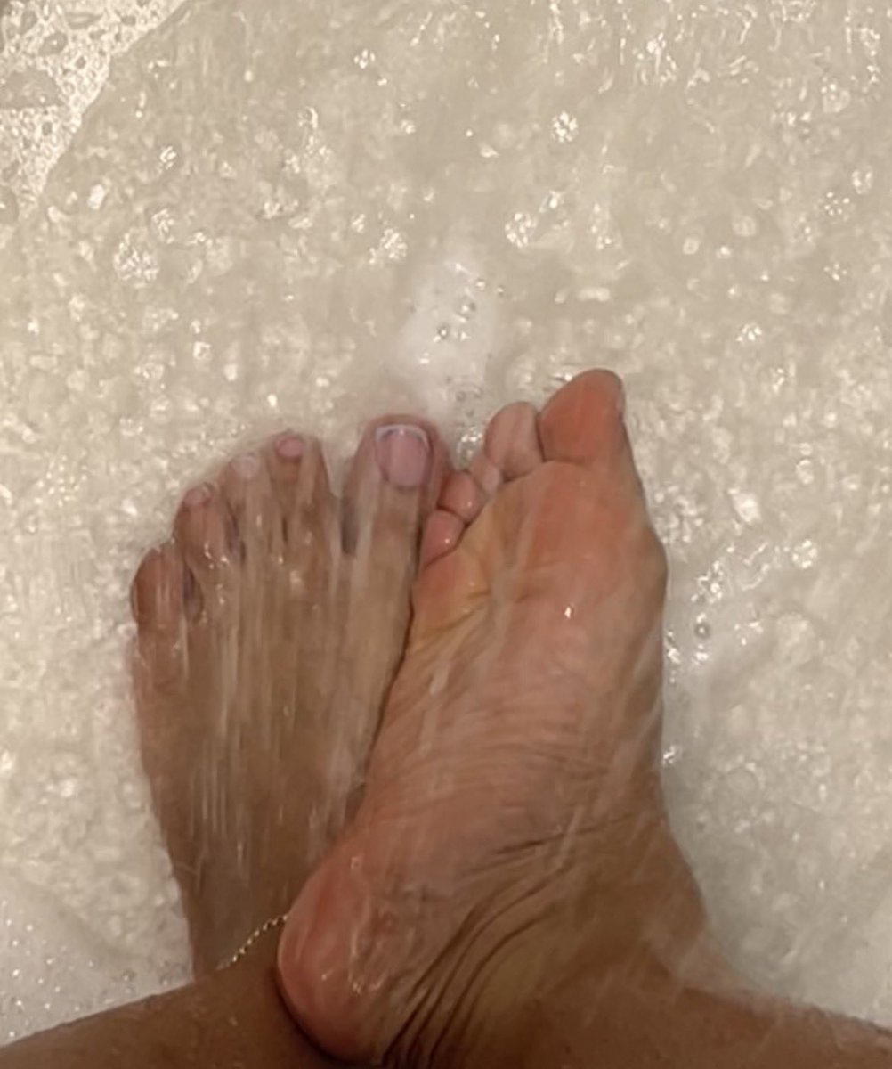 MyBareFeetDiary's tweet photo. Which one of you betas will massage my sexy feet after my shower 🤑 https://t.co/KEArAzstAv