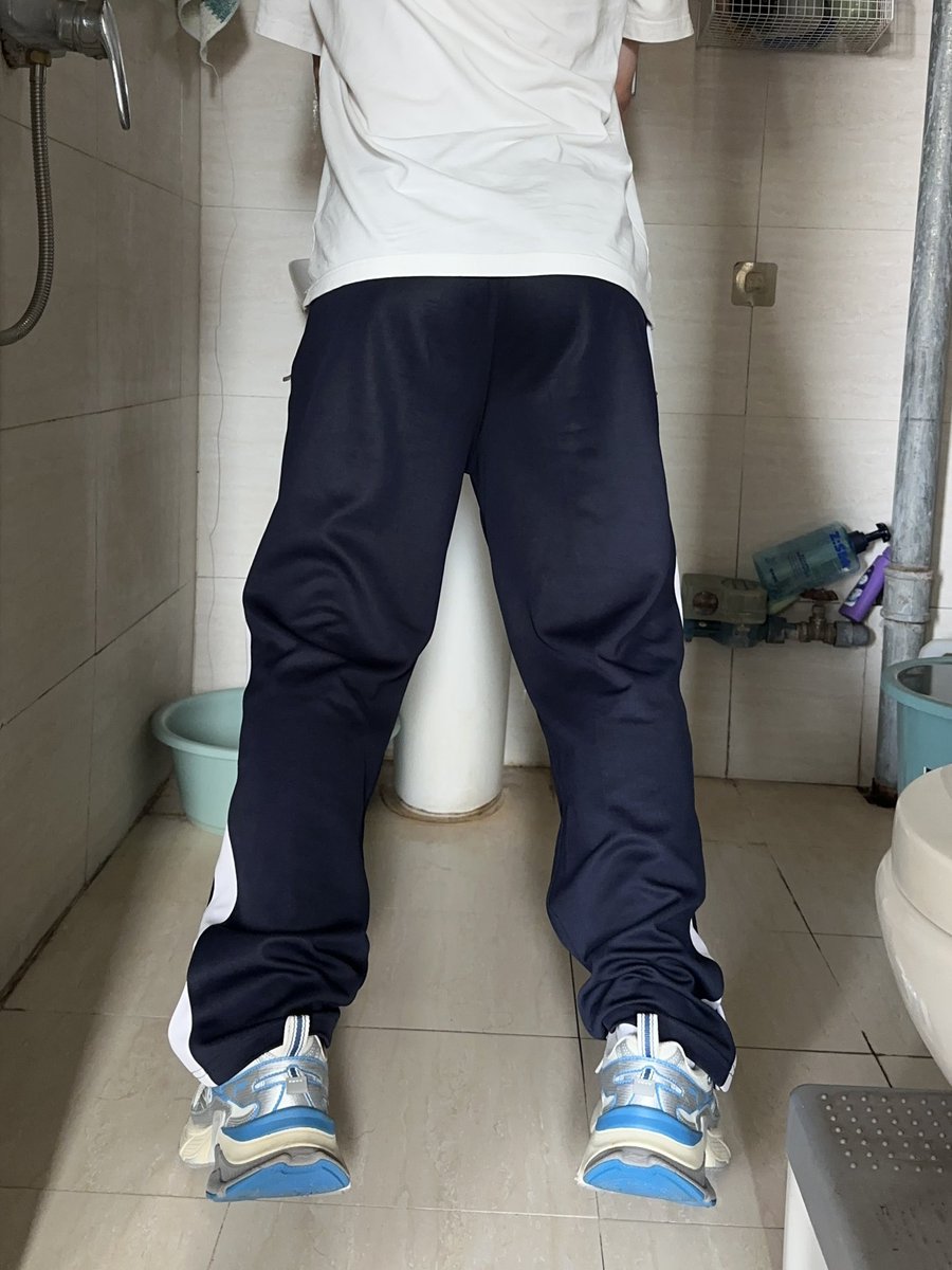 yuanfang160714's tweet photo. 晚上想尿一下深圳校裤了，要不要空挡尿呢？要不要穿着鞋子和白袜尿呢？好纠结 https://t.co/bF5IoeGV9V