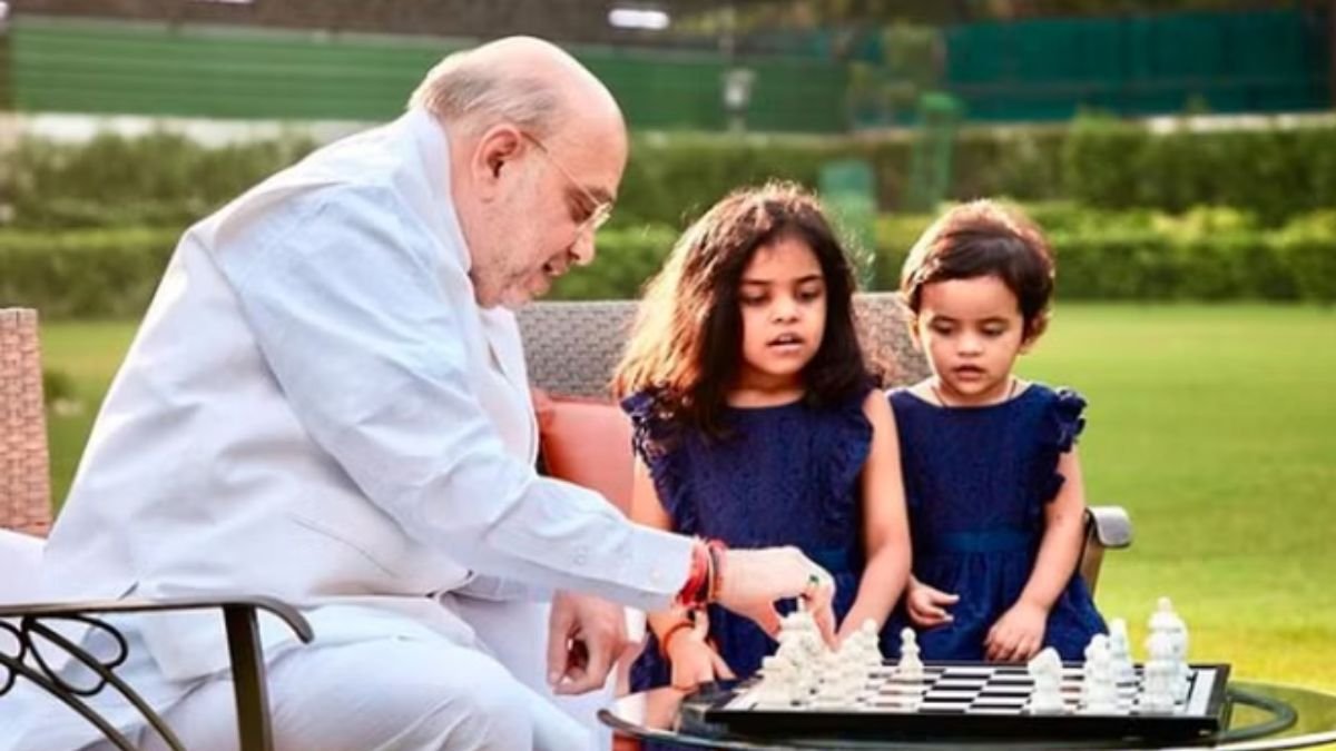 MumbaichaDon's tweet photo. Observe closely & U will know how .@AmitShah Ji plays.
Ametures win elections to defeat opposition.
Legends "select & create" opposition to keep winning elections.
Started with Maharashtra, then in Tamil Nadu & yesterday...in Bihar.
This man has roadmap ready for next 10 yrs. https://t.co/q9QCKVyF6h