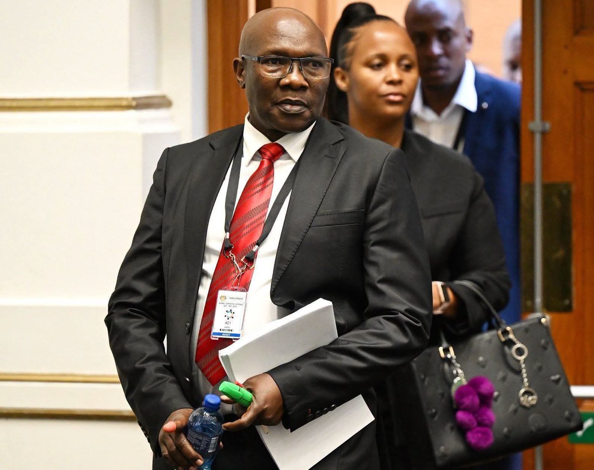 MediaZaban865's tweet photo. ■No scandals.
■No Impalas.
■No defeating the ends of justice.

Just strategy, discipline, and taking the fight to organized crime.

His name is Dumisani Khumalo (General Khumalo to you) 

Mntungwa. Ndoda yamadoda.🫡🇿🇦 https://t.co/KuzAZgJzlL