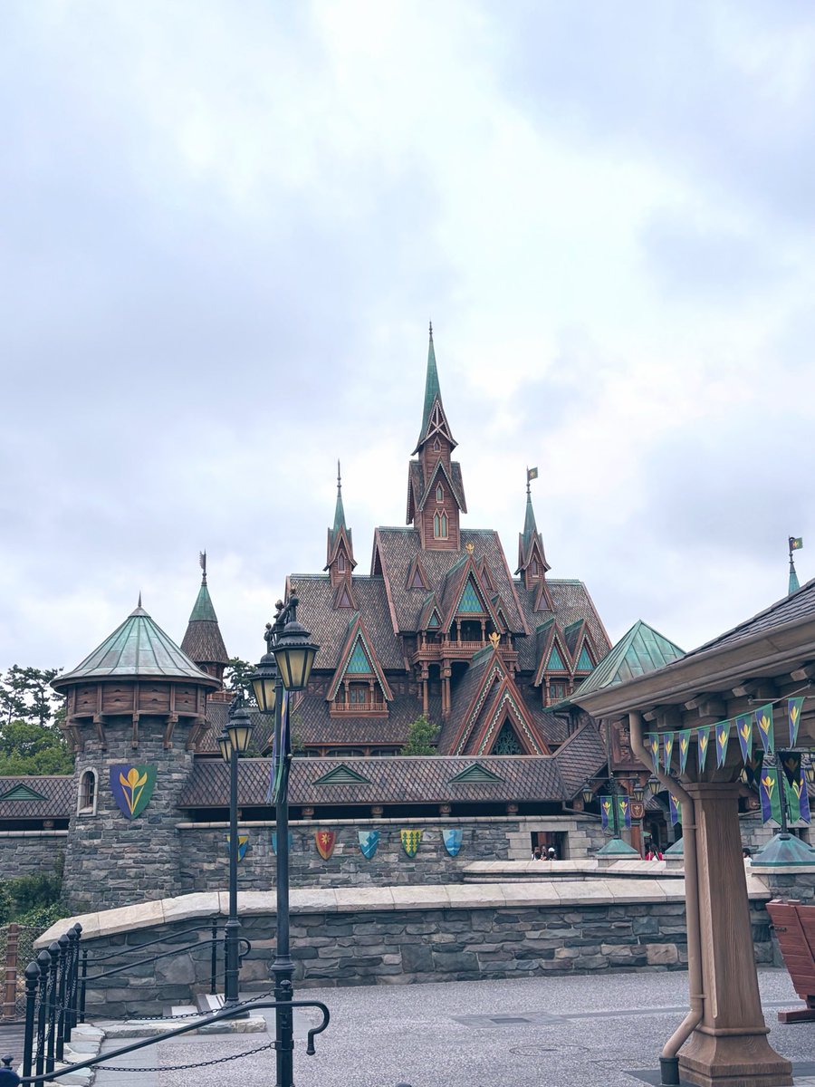 anne2282's tweet photo. 8/3はディズニーシーへ✨
初めてファンタジースプリングスに入れて、4つのアトラクションを制覇！一番のお気に入りはアナとエルサのフローズンジャーニー❄️
バンドの演奏も本当に素晴らしくて、特にテナーが最高でした🎵
パレードの音楽も新しくアレンジされていて、とても良かったです☺️ https://t.co/yoU05z4dVJ
