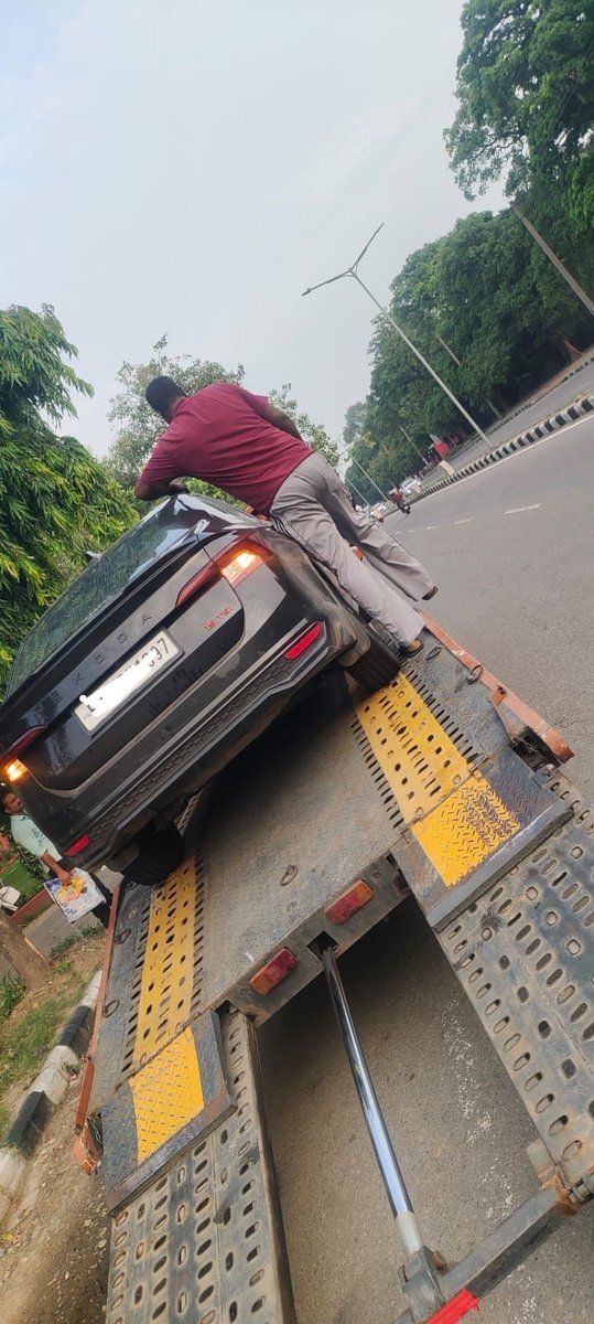 ShivrattanDhil1's tweet photo. Another day, another example for Gadkari Ji and Puri Ji.

A 2025 Skoda Slavia, manufactured in October 2025 with just 16,000 km on the odometer, broke down on the road. The owner had to call RSA. 

The injectors were replaced, and imagine this the car had just been serviced on Saturday, yet it broke down again on Sunday on a main highway.

The explanation given? Either E20 fuel or adulterated fuel by Skoda India. 

Who is going to answer for this? If a relatively new car with just 16,000 km can face such an issue, what confidence should owners have? 

And the bigger question what if the vehicle had been out of warranty? 

Are even 2025 models not fully compatible, or is something else going wrong that needs to be addressed? 🙏🏻 

@nitin_gadkari @HardeepSPuri @OGTeamBharat