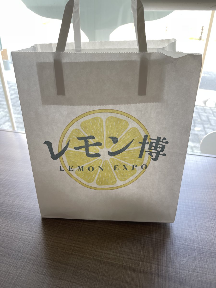 anglaise_emo's tweet photo. 先日ミッドランドスクエアB1で
開催されていた🍋
＃レモン博
に行ってきました！
いろんなレモンスイーツを
食べましたが
同じレモンでもアプローチが
それぞれ多様でとても勉強になりました！
どれも酸っぱくて美味かった〜！！
＃レモンケーキ
＃レモンスイーツ https://t.co/eqdbXbog6g