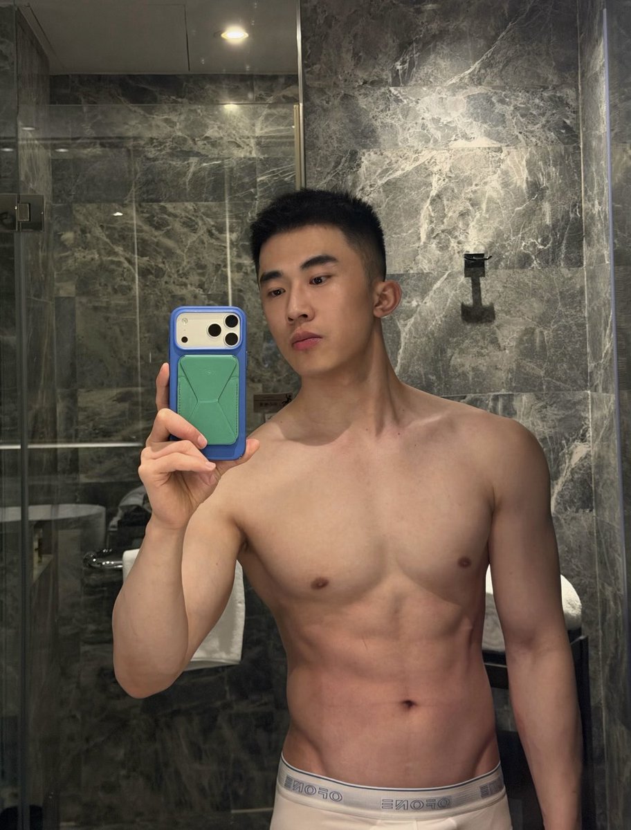 zhouyi104's tweet photo. #肌肉 
#腹肌 
#スタイル
年上の男性に対しては、私はまだかなり向上心がありますよ！ https://t.co/BrFGXb2YMm