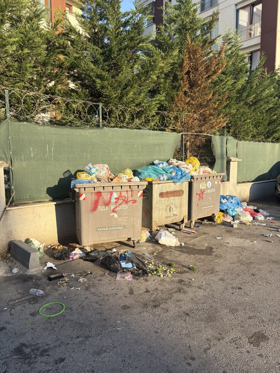 wevrone's tweet photo. Akp’li Tuzla Belediyesi mahalleyi çöp mahallesine çevirdi. Hasat Sokak, istasyon. @TuzlaBelediyesi https://t.co/qFWQJCRe9v