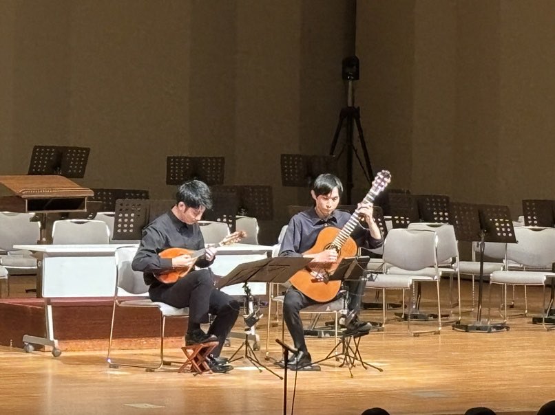 bakyun008's tweet photo. 高校マンドリン全国大会のゲスト演奏に、小長井翼さんの伴奏として出演しました
10年前、現役で出場したメイシアターの舞台からみる景色はまた違う感慨深さがありました
会場の高校生の皆さんには、ギターの伴奏が入ることでマンドリン演奏の可能性が大きく広がることを感じてもらえていたら嬉しいです https://t.co/ClmX4N1Kh6
