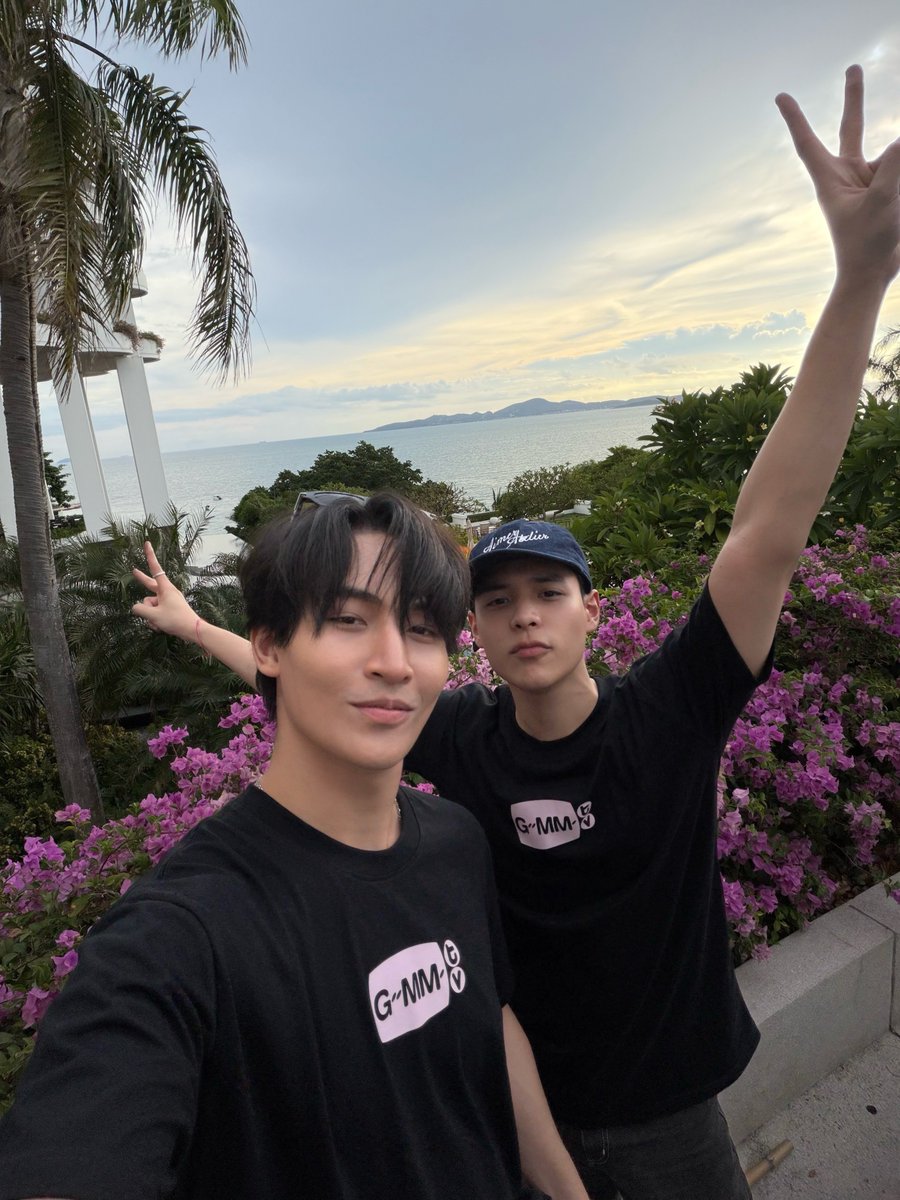 Red_Plum86's tweet photo. ☆♪ #PoonSelcaDay ☆♪
💖#poon_mit12 💖

W/ His SoulMate          W/ My SoulMate https://t.co/YHxy8C2NoY