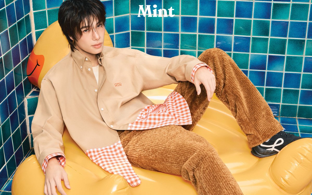 mintmag_th's tweet photo. โฟกัสความหล่อ! ส่งภาพแฟชั่นเซ็ตปกของหนุ่ม ‘ภูวินทร์’ บน Mint Vol.35 ฉบับล่าสุด ที่มีชีวิตชีวาด้วยไอเท็มสวยจาก LOEWE คอลเล็กชั่น Fall/Winter 2026 โดย Jack McCollough และ Lazaro Hernandez ที่ดีไซน์สะท้อนถึงอารมณ์ขัน ความเบาสบาย และความคิดสร้างสรรค์ตามแบบดีเอ็นเอ LOEWE💚

📸ชมภาพ https://t.co/c7Hb2fTiVv

📍ปักวันเตรียมเป็นเจ้าของ Mint Vol.35 ฉบับใหม่ หน้าปก ‘ภูวินทร์’ พร้อมภาพแฟชั่นเซ็ตปกและบทสัมภาษณ์สุดเอ็กซ์คลูซีฟ ในวันศุกร์ที่ 7 สิงหาคม 2026 เวลา 10:00 น. เป็นต้นไป ที่ LazMall: Mint Magazine Thailand เท่านั้น *นิตยสารพร้อมส่ง

MINT X PHUWIN LOEWE
#PHUWINxMintMagTH
#MintVol35
#LOEWE
#LOEWEFW26
#phuwintang
#MintMagTH