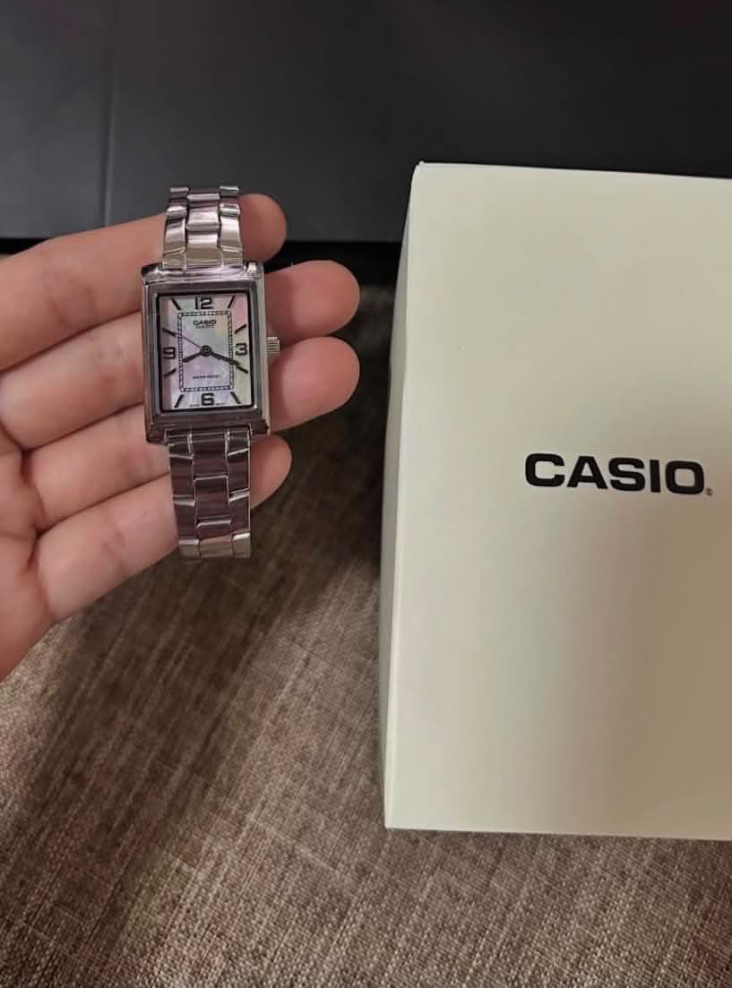 aluraxxxs's tweet photo. Not gatekeeping this Casio watch. 🤍✨
Ang lakas maka-clean girl and corporate girlie vibes. https://t.co/vSx0IQCaRo