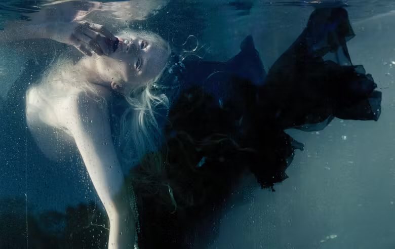 monolilium's tweet photo. kristen mcmenamy by tim walker https://t.co/B90oW10NBl