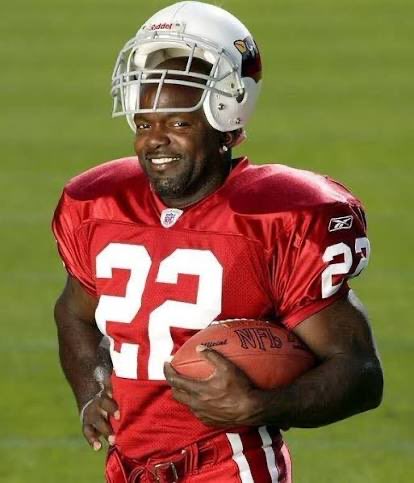 DickCarlisle's tweet photo. Sad to see Steiny relegated to tabloid blogger without Cubes and Donnie in the front office feeding him info. 

Like watching Emmitt Smith play for the Cardinals. Time waits for no man. https://t.co/rJys6JTbCj