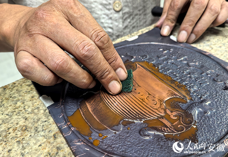 VoiceofPD's tweet photo. Artisan dedicated to preserving hand-hammered copper relief technique

At noon, 55-year-old Wei Xianyang sits down at his workbench at the Academy of Painting and #Calligraphy in Nanling county, Wuhu, east #China's #Anhui Province. The moment he starts working, he seems glued to his chair, his back slightly hunched and his eyes shining with concentration.

Read full: https://t.co/sK5gFTpERO