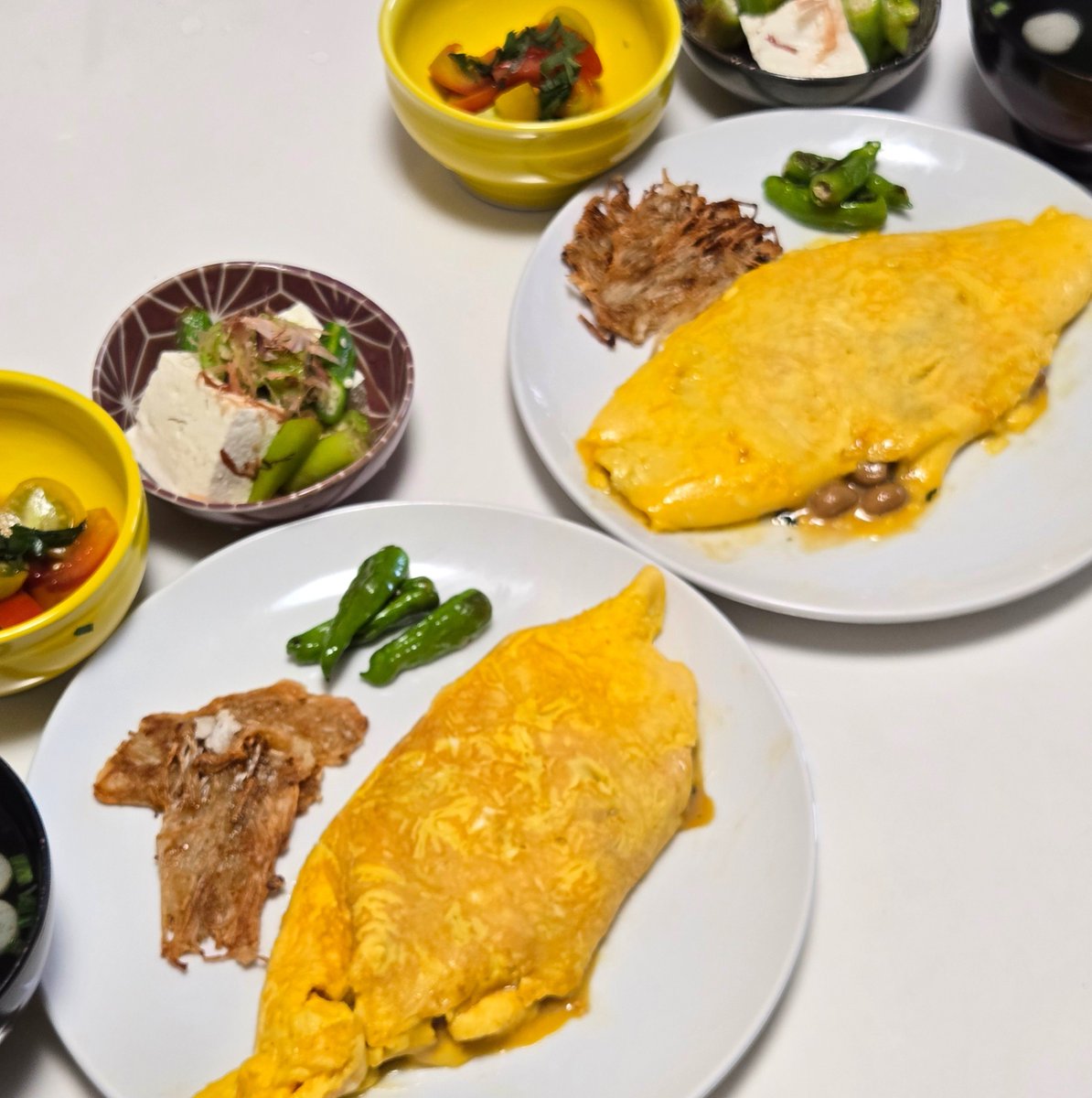Melogoldsilver's tweet photo. 納豆オムレツ　ランチ
子供の頃、納豆に砂糖とお味噌入れてたの思いだし
納豆の味付けは味噌、砂糖、昆布水。
オムライス一人あたり
卵3個、大粒納豆1.5パック、青紫蘇一枚、バター15gくらい、塩少々

付け合わせのエノキを押して焼くのに無駄に時間かけてしまいました https://t.co/rEBIAmJQLl